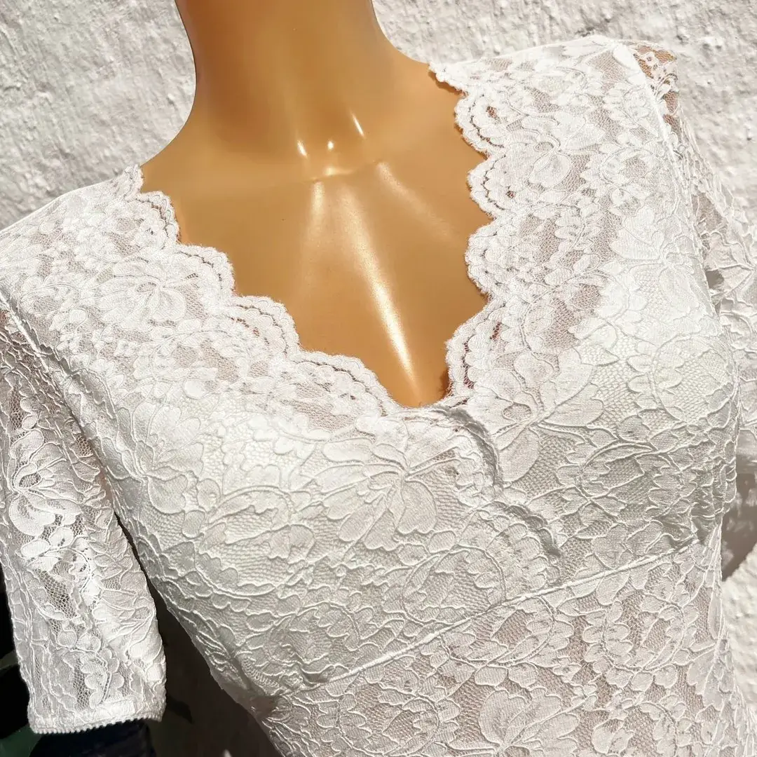 Waldorff Body kurzarm mit V-Ausschnitt aus Spitze creme – Bild 6 – Chiemgauer Heimatwerk Trachten-Onlineshop Waldorff Body kurzarm mit V-Ausschnitt aus Spitze creme - Bild 6 - Chiemgauer Heimatwerk Trachten-Onlineshop