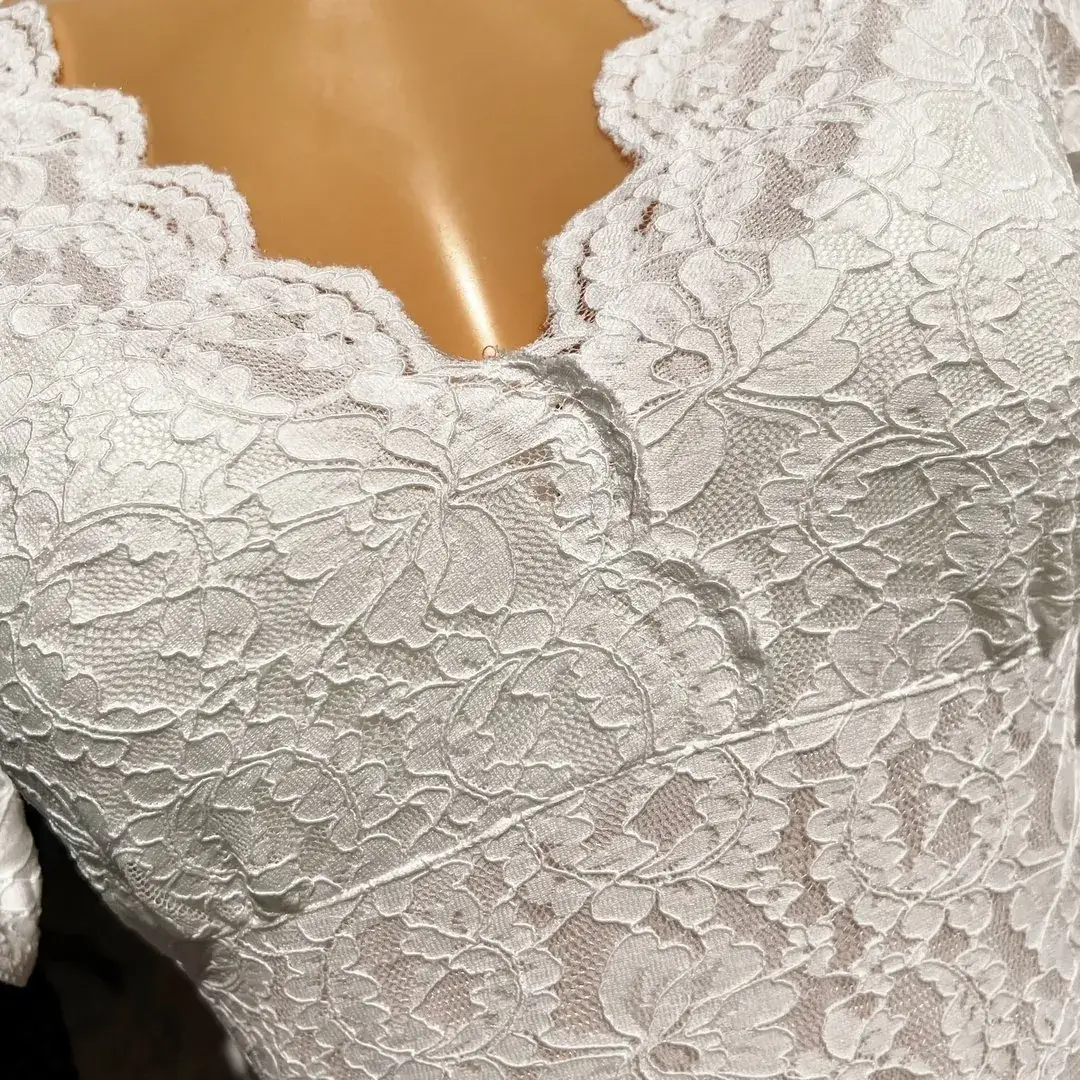 Waldorff Body kurzarm mit V-Ausschnitt aus Spitze creme – Bild 9 – Chiemgauer Heimatwerk Trachten-Onlineshop Waldorff Body kurzarm mit V-Ausschnitt aus Spitze creme - Bild 9 - Chiemgauer Heimatwerk Trachten-Onlineshop