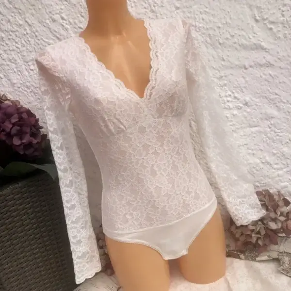 Waldorff Body langarm mit V-Ausschnitt aus Spitze in creme – Bild 1 – Chiemgauer Heimatwerk Trachten-Onlineshop Waldorff Body langarm mit V-Ausschnitt aus Spitze in creme - Bild 1 - Chiemgauer Heimatwerk Trachten-Onlineshop