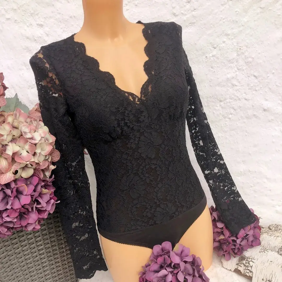 Waldorff Body langarm mit V-Ausschnitt aus Spitze in schwarz – Bild 1 – Chiemgauer Heimatwerk Trachten-Onlineshop Waldorff Body langarm mit V-Ausschnitt aus Spitze in schwarz - Bild 1 - Chiemgauer Heimatwerk Trachten-Onlineshop