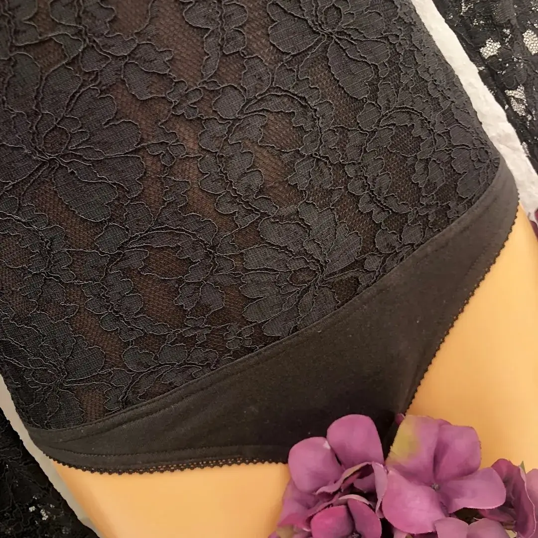 Waldorff Body langarm mit V-Ausschnitt aus Spitze in schwarz – Bild 18 – Chiemgauer Heimatwerk Trachten-Onlineshop Waldorff Body langarm mit V-Ausschnitt aus Spitze in schwarz - Bild 18 - Chiemgauer Heimatwerk Trachten-Onlineshop
