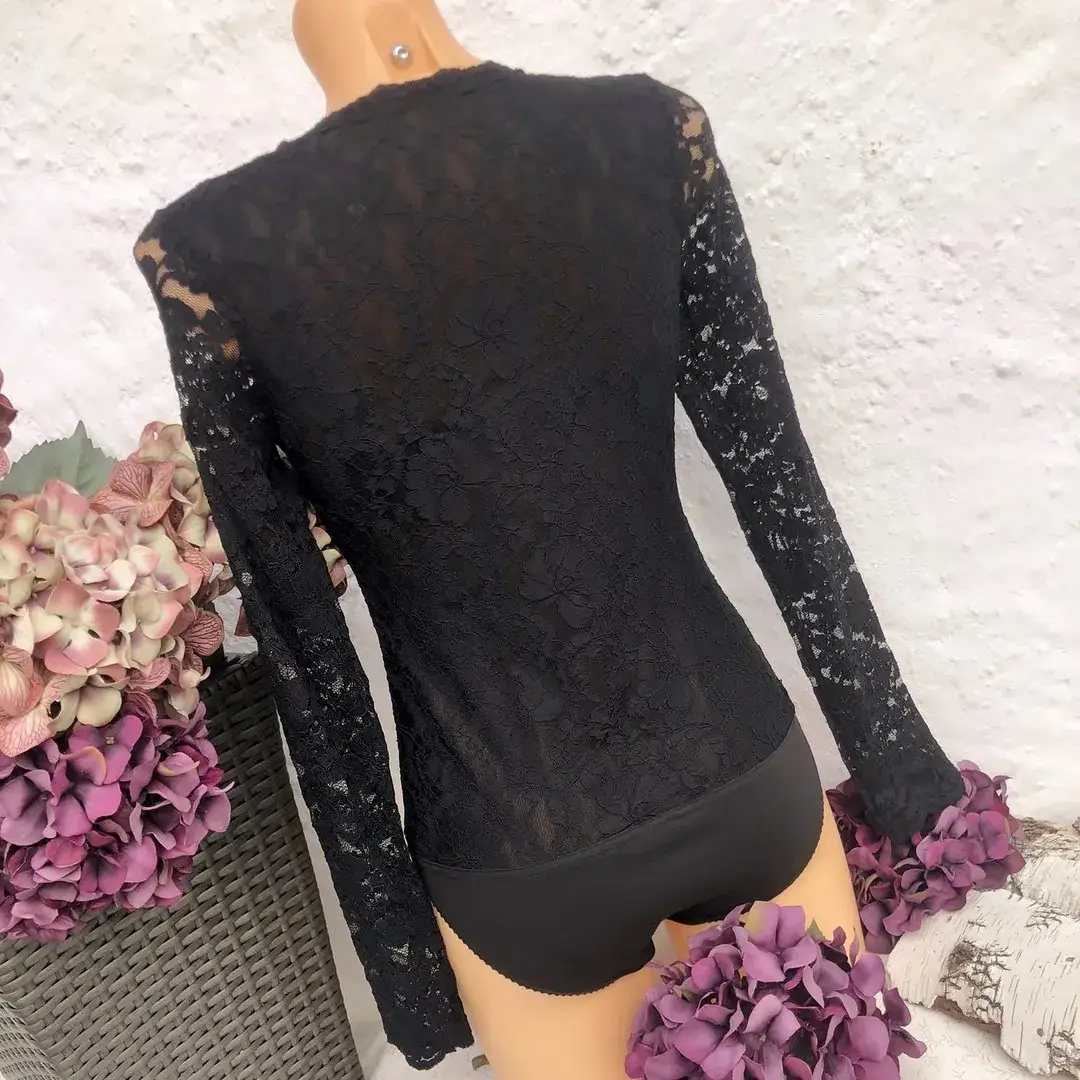 Waldorff Body langarm mit V-Ausschnitt aus Spitze in schwarz – Bild 2 – Chiemgauer Heimatwerk Trachten-Onlineshop Waldorff Body langarm mit V-Ausschnitt aus Spitze in schwarz - Bild 2 - Chiemgauer Heimatwerk Trachten-Onlineshop
