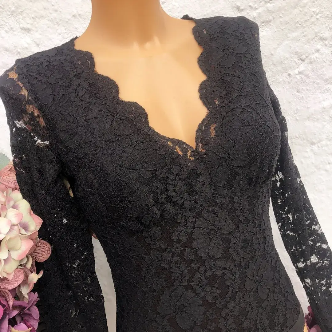 Waldorff Body langarm mit V-Ausschnitt aus Spitze in schwarz – Bild 4 – Chiemgauer Heimatwerk Trachten-Onlineshop Waldorff Body langarm mit V-Ausschnitt aus Spitze in schwarz - Bild 4 - Chiemgauer Heimatwerk Trachten-Onlineshop