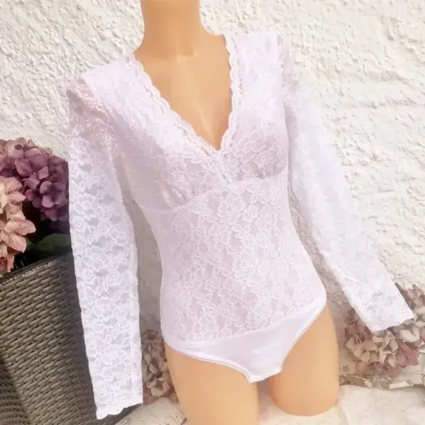 Waldorff Body langarm mit V-Ausschnitt aus Spitze in weiß – Bild 1 – Chiemgauer Heimatwerk Trachten-Onlineshop Waldorff Body langarm mit V-Ausschnitt aus Spitze in weiß - Bild 1 - Chiemgauer Heimatwerk Trachten-Onlineshop