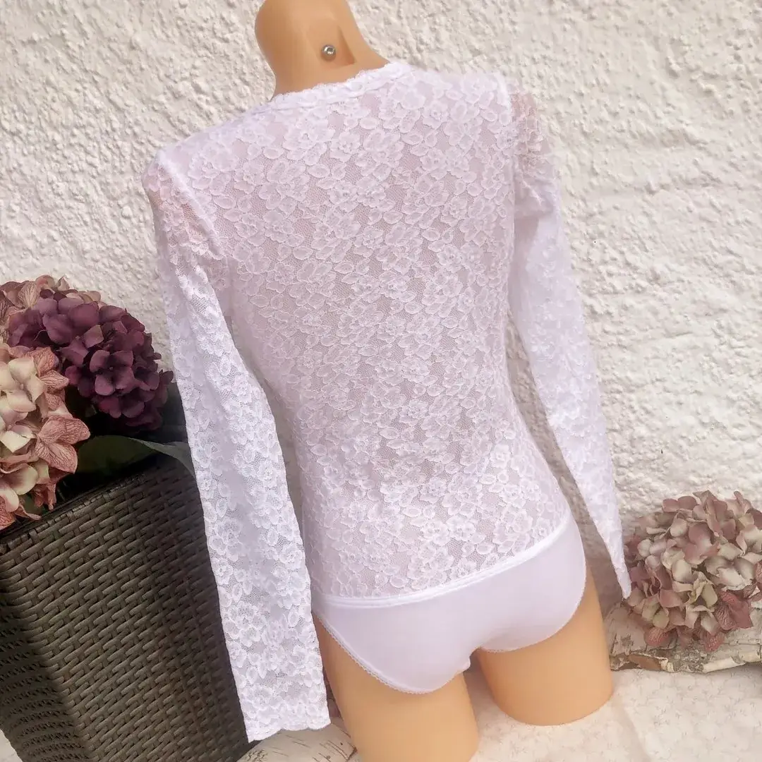 Waldorff Body langarm mit V-Ausschnitt aus Spitze in weiß – Bild 2 – Chiemgauer Heimatwerk Trachten-Onlineshop Waldorff Body langarm mit V-Ausschnitt aus Spitze in weiß - Bild 2 - Chiemgauer Heimatwerk Trachten-Onlineshop
