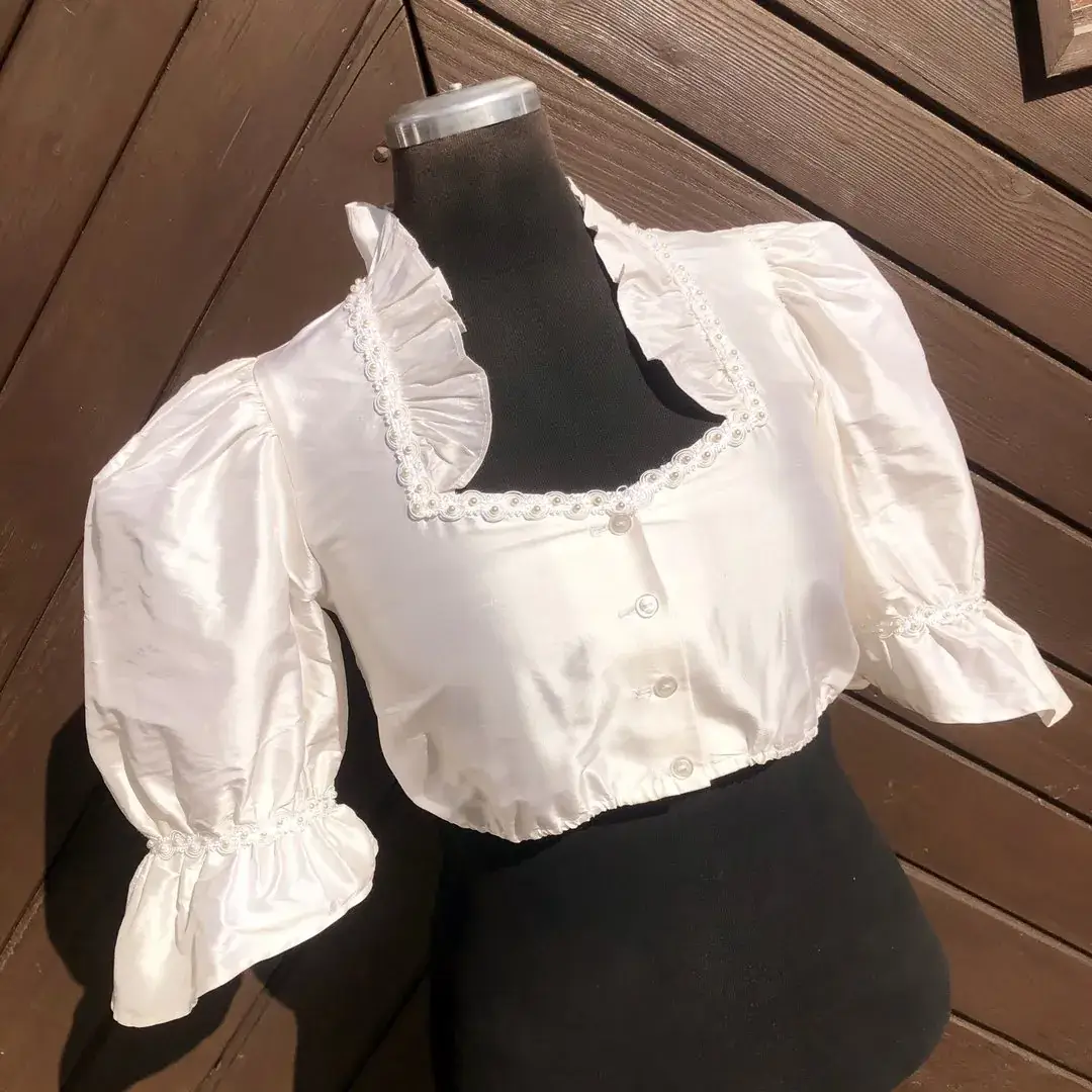 Waldorff Dirndlbluse aus Seide in elfenbein No. 1 – Bild 2 – Chiemgauer Heimatwerk Trachten-Onlineshop Waldorff Dirndlbluse aus Seide in elfenbein No. 1 - Bild 2 - Chiemgauer Heimatwerk Trachten-Onlineshop