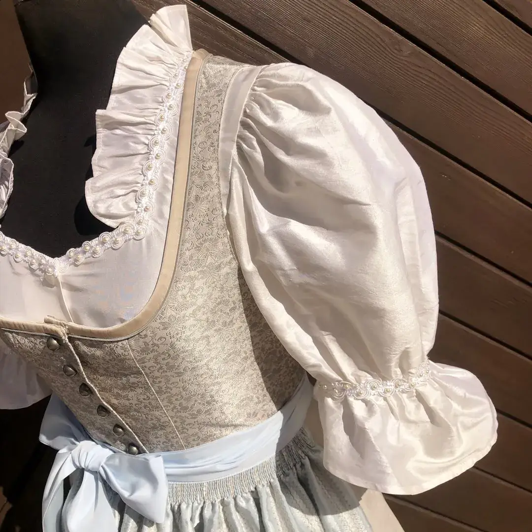 Waldorff Dirndlbluse aus Seide in elfenbein No. 1 – Bild 20 – Chiemgauer Heimatwerk Trachten-Onlineshop Waldorff Dirndlbluse aus Seide in elfenbein No. 1 - Bild 20 - Chiemgauer Heimatwerk Trachten-Onlineshop