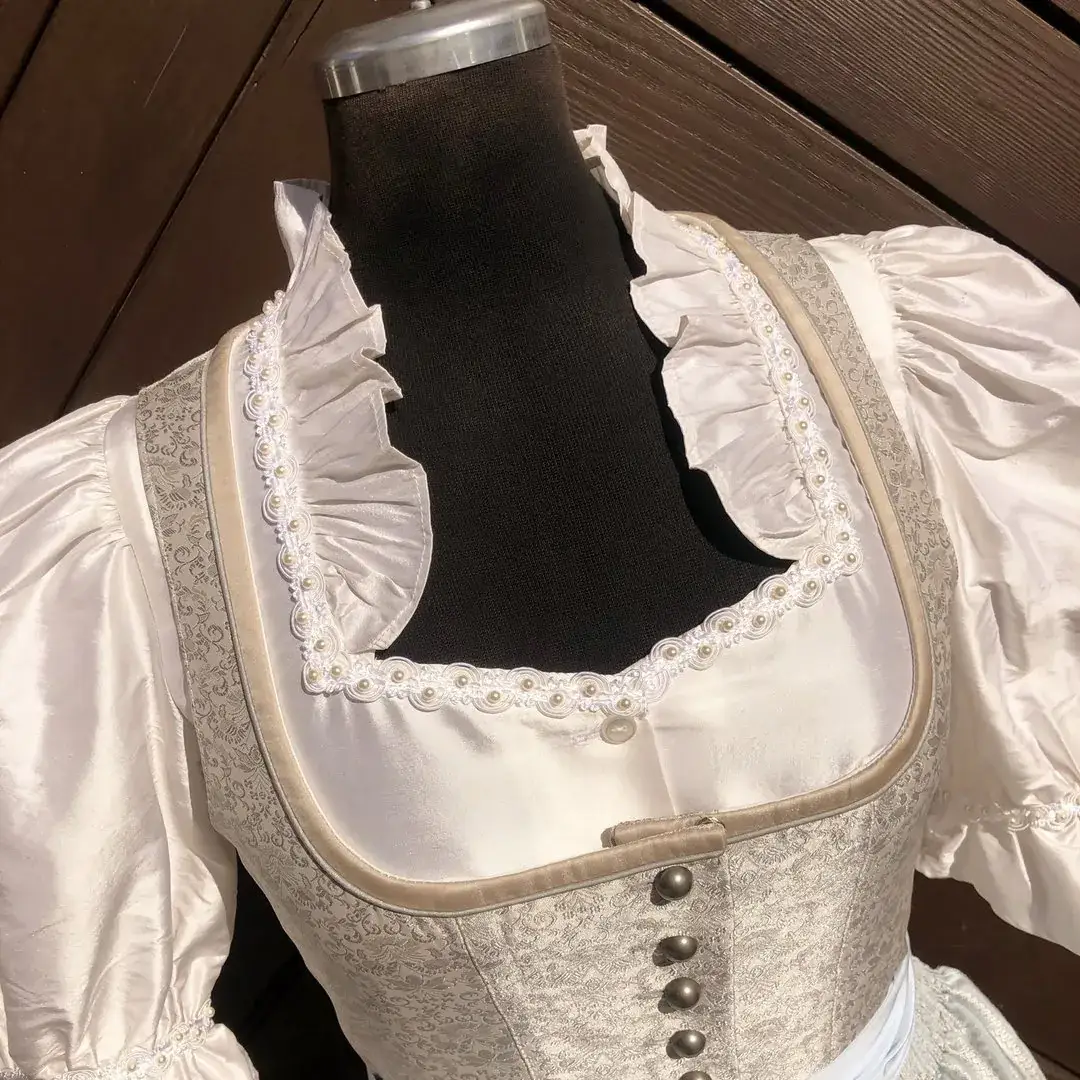 Waldorff Dirndlbluse aus Seide in elfenbein No. 1 – Bild 21 – Chiemgauer Heimatwerk Trachten-Onlineshop Waldorff Dirndlbluse aus Seide in elfenbein No. 1 - Bild 21 - Chiemgauer Heimatwerk Trachten-Onlineshop