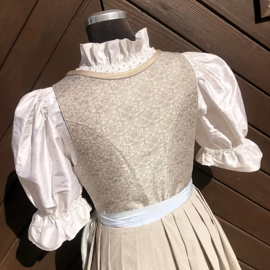 Waldorff Dirndlbluse aus Seide in elfenbein No. 1 – Bild 31 – Chiemgauer Heimatwerk Trachten-Onlineshop Waldorff Dirndlbluse aus Seide in elfenbein No. 1 - Bild 31 - Chiemgauer Heimatwerk Trachten-Onlineshop