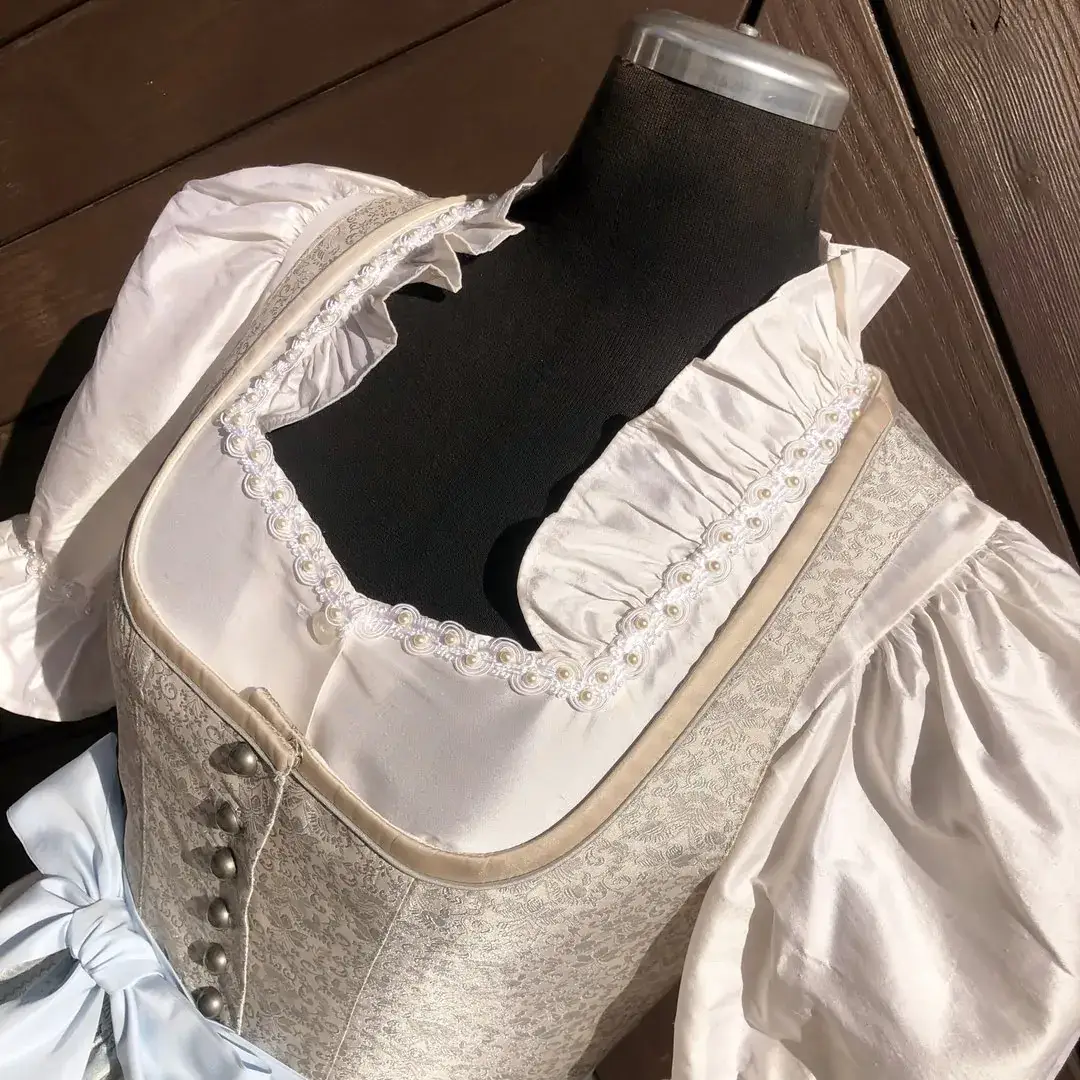 Waldorff Dirndlbluse aus Seide in elfenbein No. 1 – Bild 5 – Chiemgauer Heimatwerk Trachten-Onlineshop Waldorff Dirndlbluse aus Seide in elfenbein No. 1 - Bild 5 - Chiemgauer Heimatwerk Trachten-Onlineshop