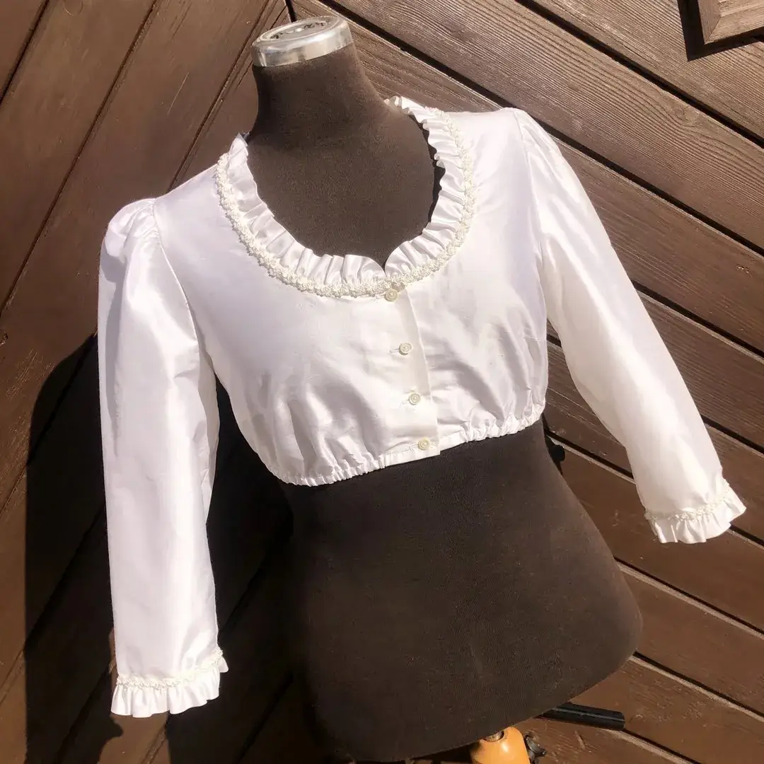Waldorff Dirndlbluse aus Seide in elfenbein No. 5 – Bild 2 – Chiemgauer Heimatwerk Trachten-Onlineshop Waldorff Dirndlbluse aus Seide in elfenbein No. 5 - Bild 2 - Chiemgauer Heimatwerk Trachten-Onlineshop
