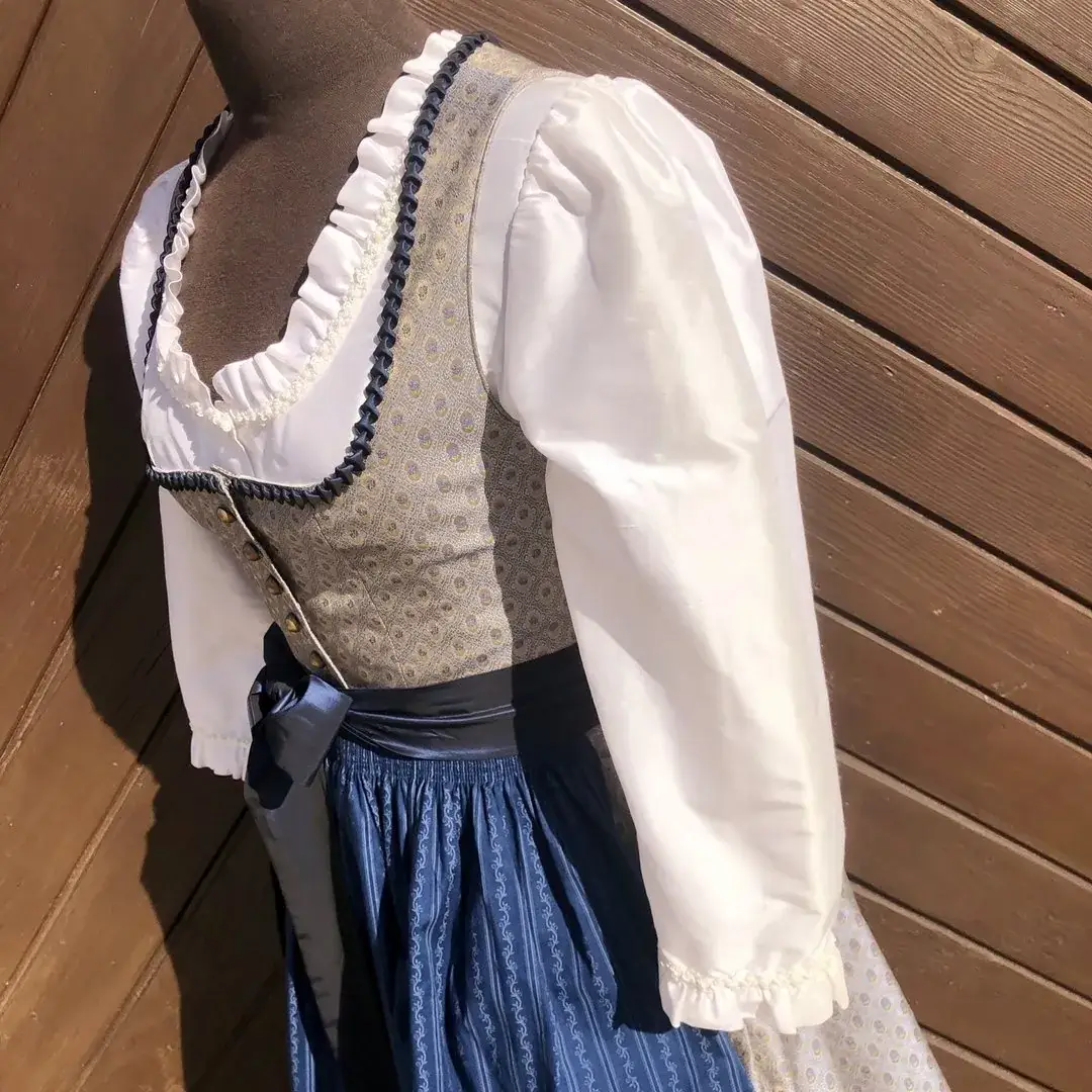 Waldorff Dirndlbluse aus Seide in elfenbein No. 5 – Bild 23 – Chiemgauer Heimatwerk Trachten-Onlineshop Waldorff Dirndlbluse aus Seide in elfenbein No. 5 - Bild 23 - Chiemgauer Heimatwerk Trachten-Onlineshop