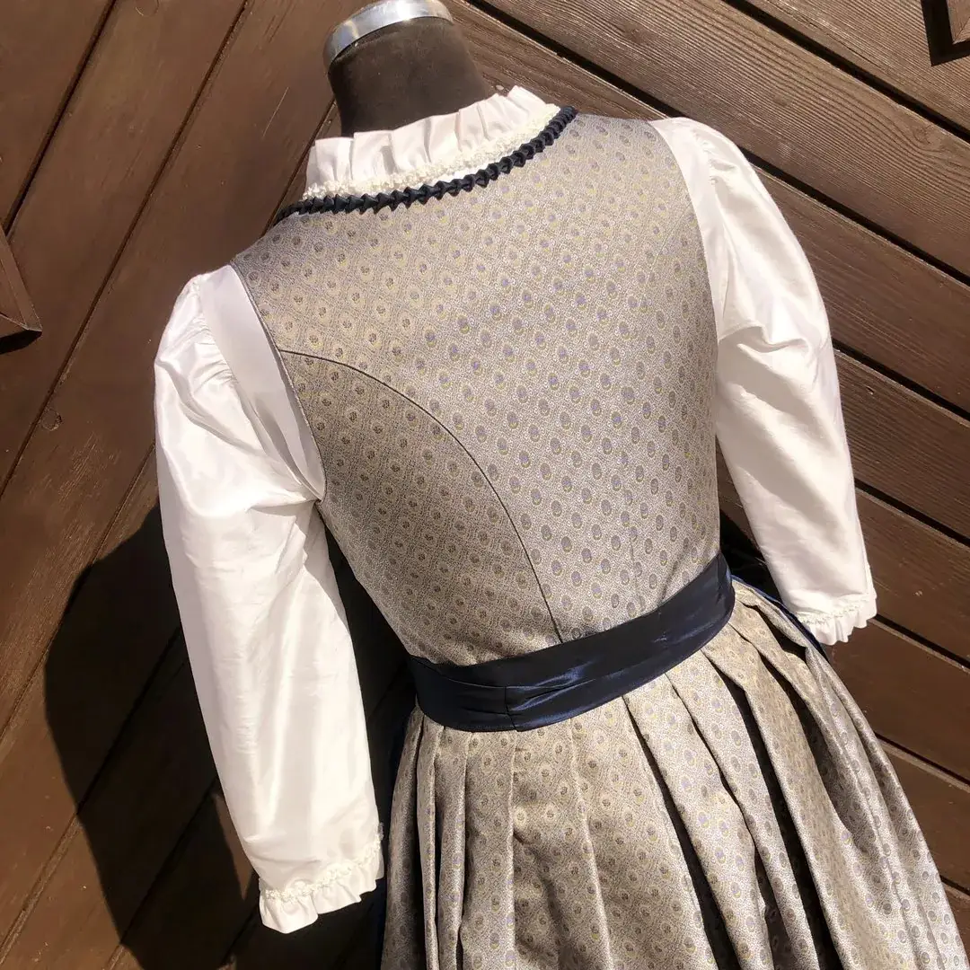 Waldorff Dirndlbluse aus Seide in elfenbein No. 5 – Bild 29 – Chiemgauer Heimatwerk Trachten-Onlineshop Waldorff Dirndlbluse aus Seide in elfenbein No. 5 - Bild 29 - Chiemgauer Heimatwerk Trachten-Onlineshop