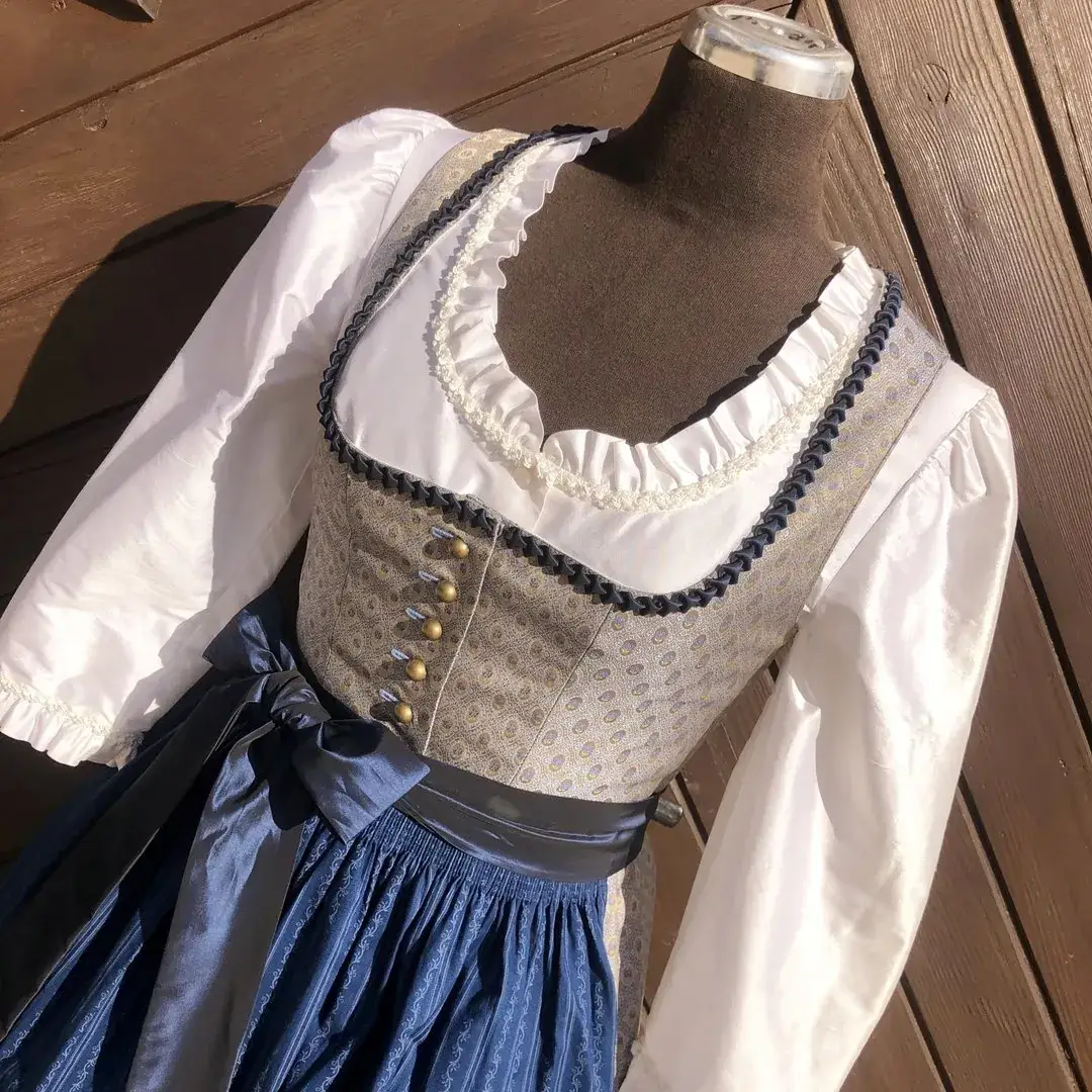 Waldorff Dirndlbluse aus Seide in elfenbein No. 5 – Bild 59 – Chiemgauer Heimatwerk Trachten-Onlineshop Waldorff Dirndlbluse aus Seide in elfenbein No. 5 - Bild 59 - Chiemgauer Heimatwerk Trachten-Onlineshop