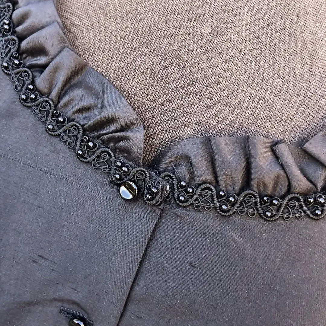 Waldorff Dirndlbluse aus Seide in schwarz No. 1 – Bild 16 – Chiemgauer Heimatwerk Trachten-Onlineshop Waldorff Dirndlbluse aus Seide in schwarz No. 1 - Bild 16 - Chiemgauer Heimatwerk Trachten-Onlineshop
