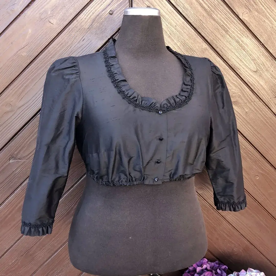 Waldorff Dirndlbluse aus Seide in schwarz No. 1 – Bild 24 – Chiemgauer Heimatwerk Trachten-Onlineshop Waldorff Dirndlbluse aus Seide in schwarz No. 1 - Bild 24 - Chiemgauer Heimatwerk Trachten-Onlineshop