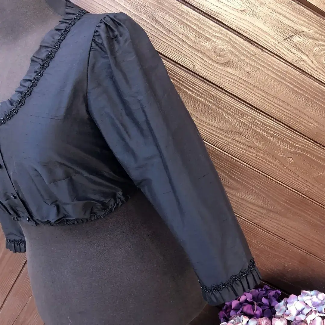 Waldorff Dirndlbluse aus Seide in schwarz No. 1 – Bild 3 – Chiemgauer Heimatwerk Trachten-Onlineshop Waldorff Dirndlbluse aus Seide in schwarz No. 1 - Bild 3 - Chiemgauer Heimatwerk Trachten-Onlineshop