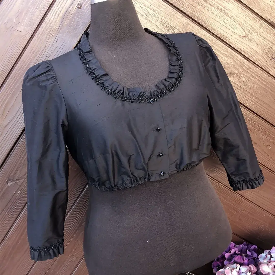 Waldorff Dirndlbluse aus Seide in schwarz No. 1 – Bild 5 – Chiemgauer Heimatwerk Trachten-Onlineshop Waldorff Dirndlbluse aus Seide in schwarz No. 1 - Bild 5 - Chiemgauer Heimatwerk Trachten-Onlineshop