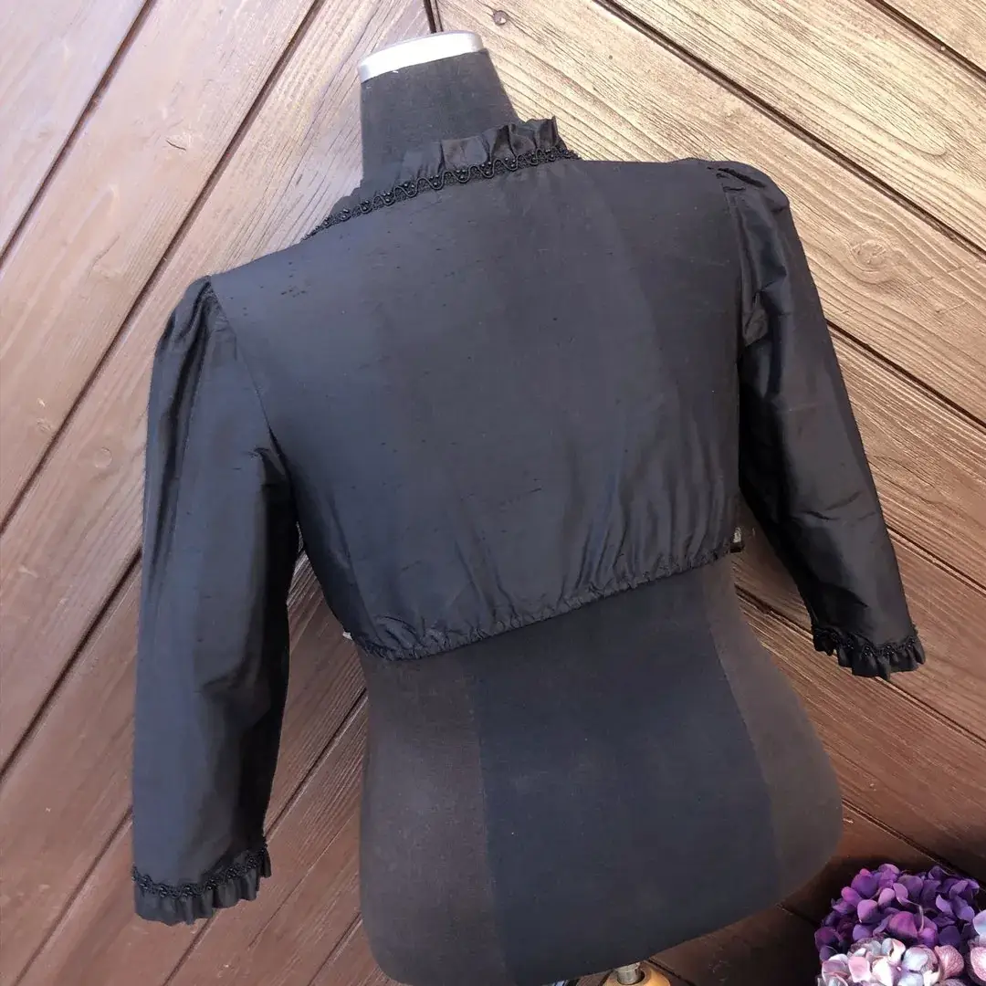 Waldorff Dirndlbluse aus Seide in schwarz No. 1 – Bild 9 – Chiemgauer Heimatwerk Trachten-Onlineshop Waldorff Dirndlbluse aus Seide in schwarz No. 1 - Bild 9 - Chiemgauer Heimatwerk Trachten-Onlineshop