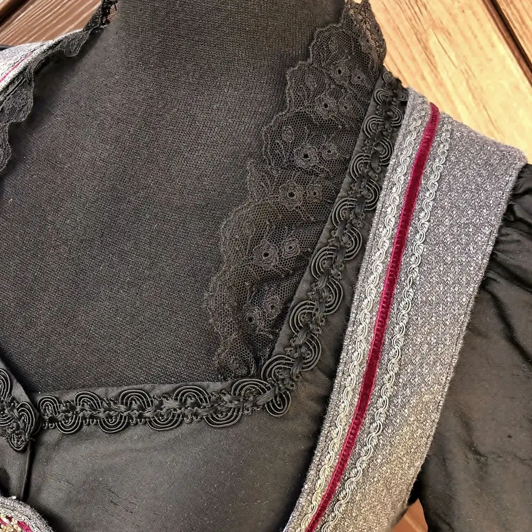 Waldorff Dirndlbluse aus Seide in schwarz No. 2 – Bild 22 – Chiemgauer Heimatwerk Trachten-Onlineshop Waldorff Dirndlbluse aus Seide in schwarz No. 2 - Bild 22 - Chiemgauer Heimatwerk Trachten-Onlineshop