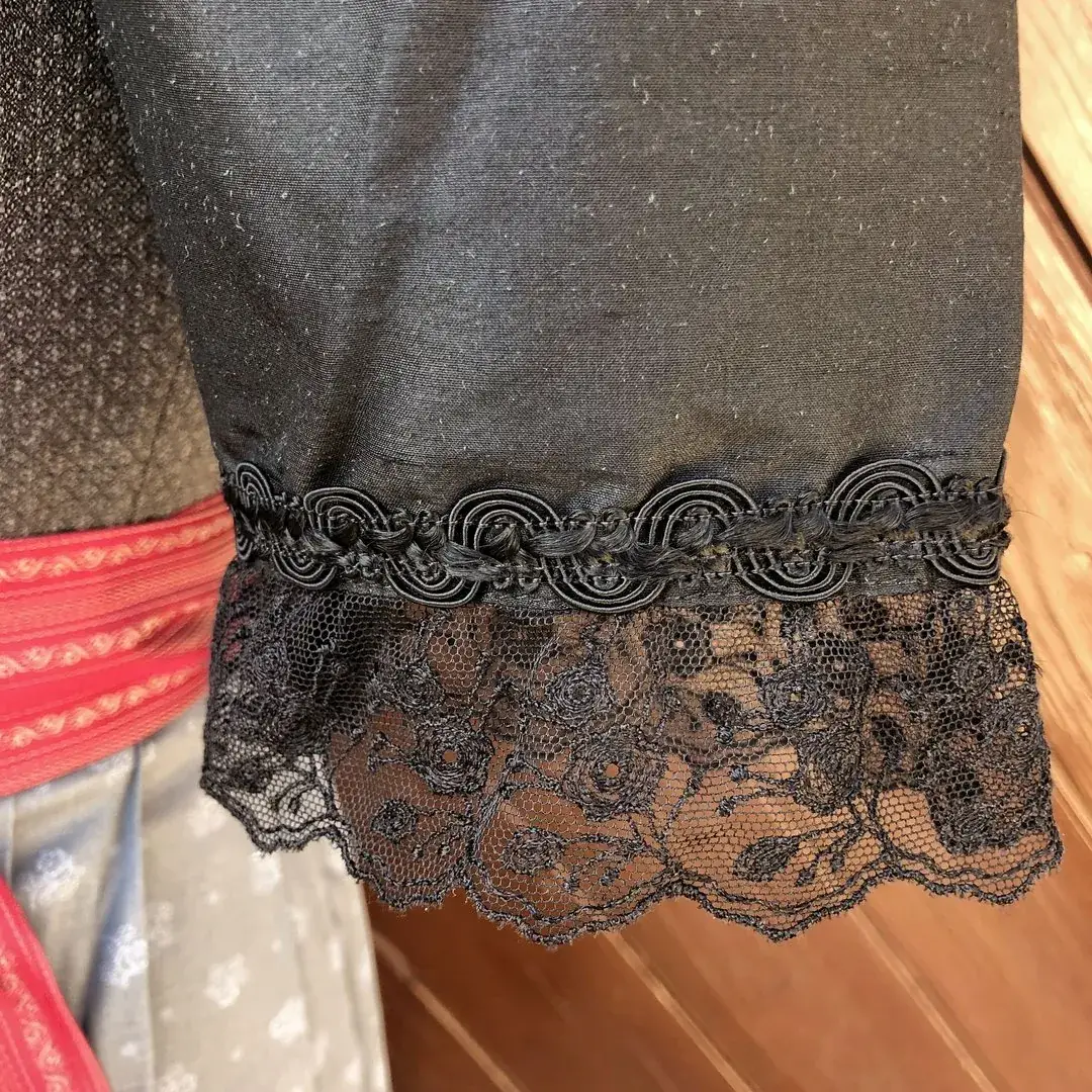 Waldorff Dirndlbluse aus Seide in schwarz No. 2 – Bild 27 – Chiemgauer Heimatwerk Trachten-Onlineshop Waldorff Dirndlbluse aus Seide in schwarz No. 2 - Bild 27 - Chiemgauer Heimatwerk Trachten-Onlineshop