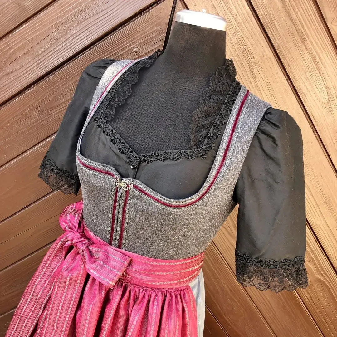 Waldorff Dirndlbluse aus Seide in schwarz No. 2 – Bild 28 – Chiemgauer Heimatwerk Trachten-Onlineshop Waldorff Dirndlbluse aus Seide in schwarz No. 2 - Bild 28 - Chiemgauer Heimatwerk Trachten-Onlineshop