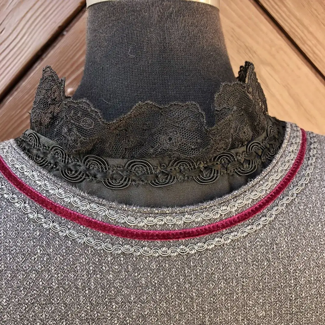 Waldorff Dirndlbluse aus Seide in schwarz No. 2 – Bild 33 – Chiemgauer Heimatwerk Trachten-Onlineshop Waldorff Dirndlbluse aus Seide in schwarz No. 2 - Bild 33 - Chiemgauer Heimatwerk Trachten-Onlineshop