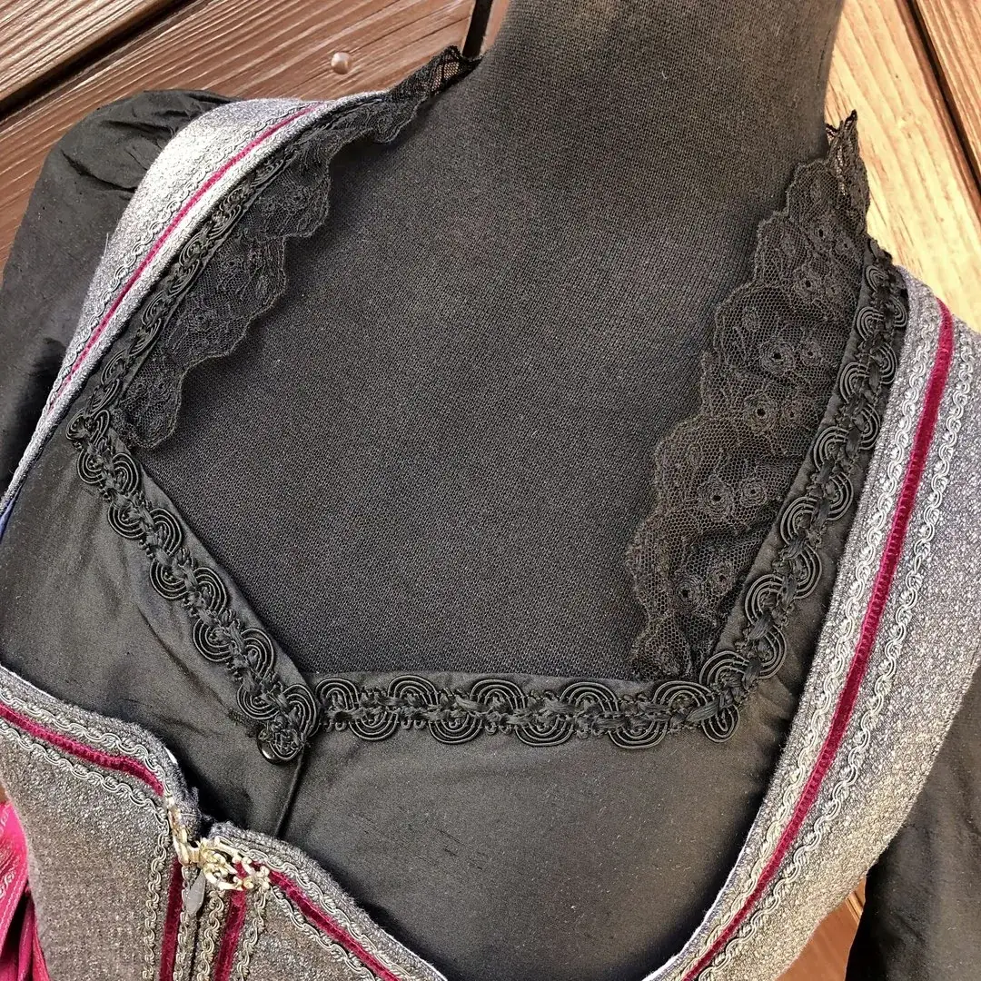 Waldorff Dirndlbluse aus Seide in schwarz No. 2 – Bild 34 – Chiemgauer Heimatwerk Trachten-Onlineshop Waldorff Dirndlbluse aus Seide in schwarz No. 2 - Bild 34 - Chiemgauer Heimatwerk Trachten-Onlineshop