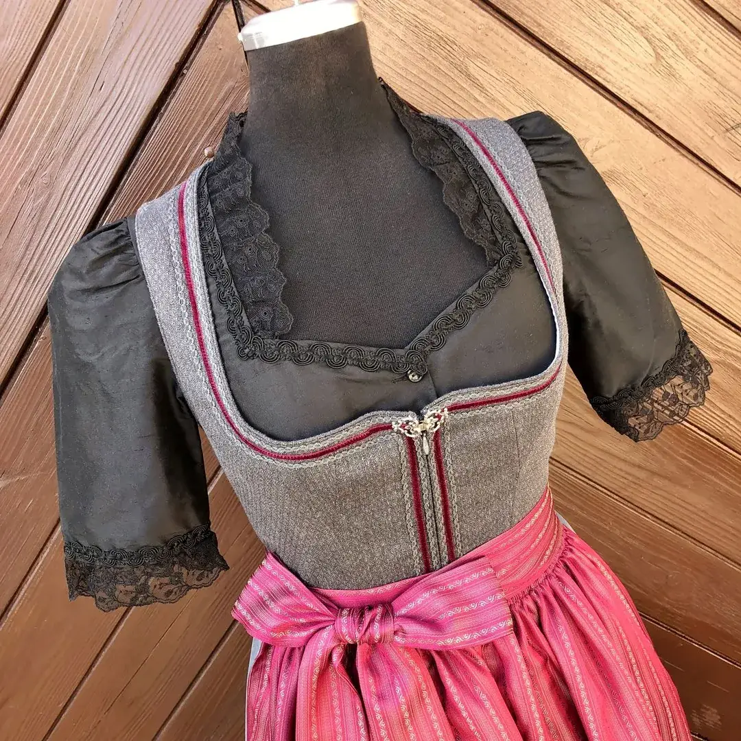 Waldorff Dirndlbluse aus Seide in schwarz No. 2 – Bild 37 – Chiemgauer Heimatwerk Trachten-Onlineshop Waldorff Dirndlbluse aus Seide in schwarz No. 2 - Bild 37 - Chiemgauer Heimatwerk Trachten-Onlineshop