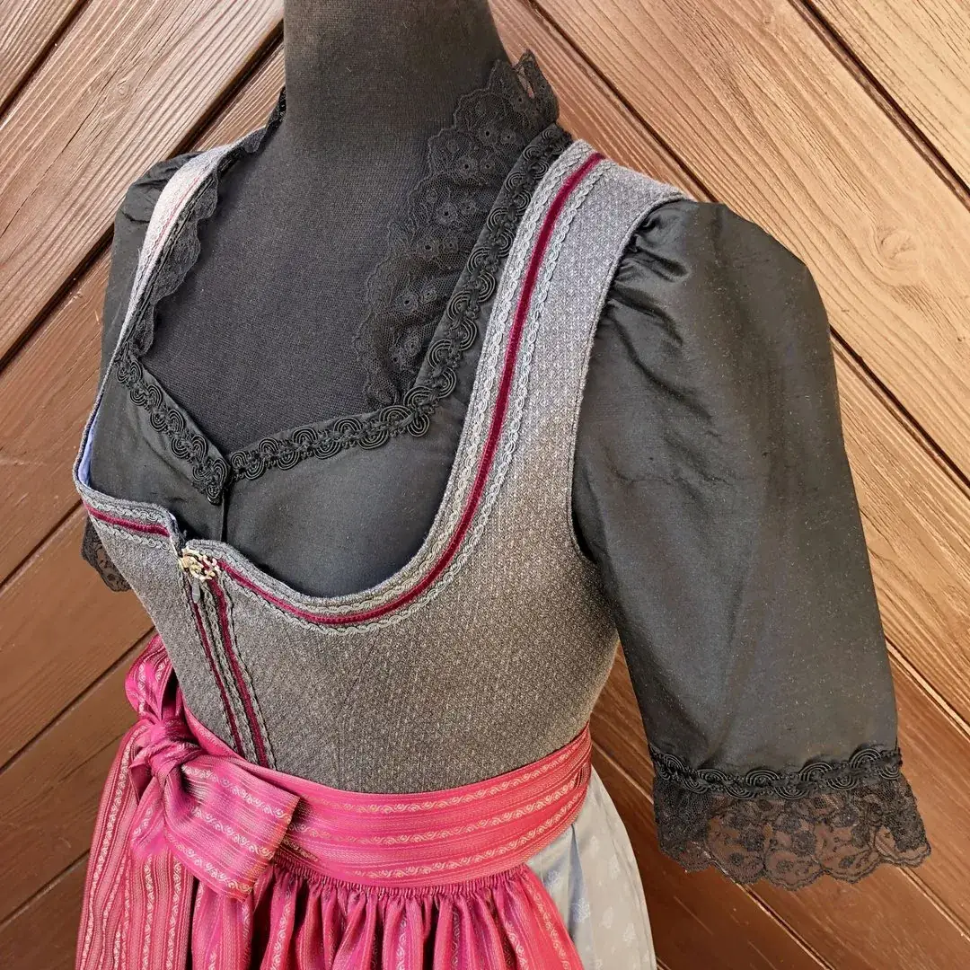 Waldorff Dirndlbluse aus Seide in schwarz No. 2 – Bild 52 – Chiemgauer Heimatwerk Trachten-Onlineshop Waldorff Dirndlbluse aus Seide in schwarz No. 2 - Bild 52 - Chiemgauer Heimatwerk Trachten-Onlineshop