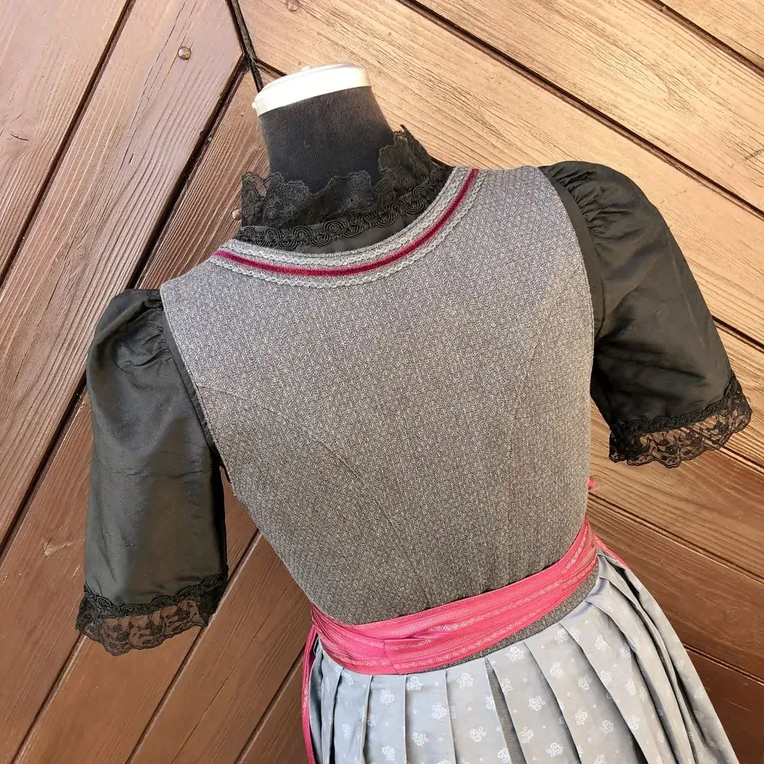 Waldorff Dirndlbluse aus Seide in schwarz No. 2 – Bild 56 – Chiemgauer Heimatwerk Trachten-Onlineshop Waldorff Dirndlbluse aus Seide in schwarz No. 2 - Bild 56 - Chiemgauer Heimatwerk Trachten-Onlineshop
