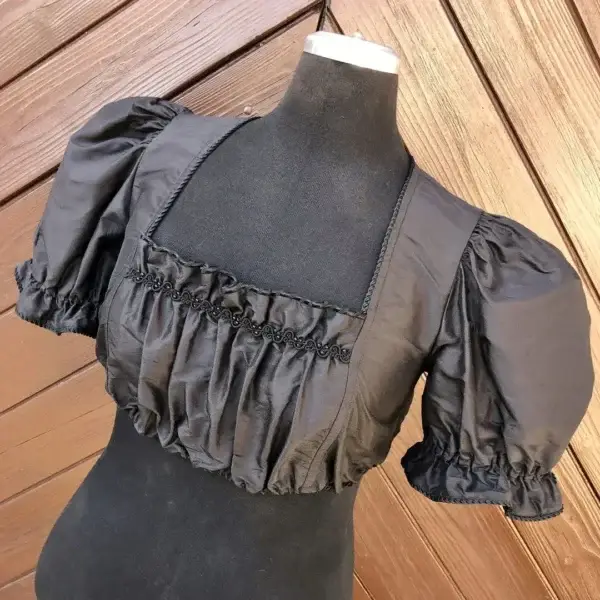 Waldorff Dirndlbluse aus Seide in schwarz No. 3 – Bild 1 – Chiemgauer Heimatwerk Trachten-Onlineshop Waldorff Dirndlbluse aus Seide in schwarz No. 3 - Bild 1 - Chiemgauer Heimatwerk Trachten-Onlineshop