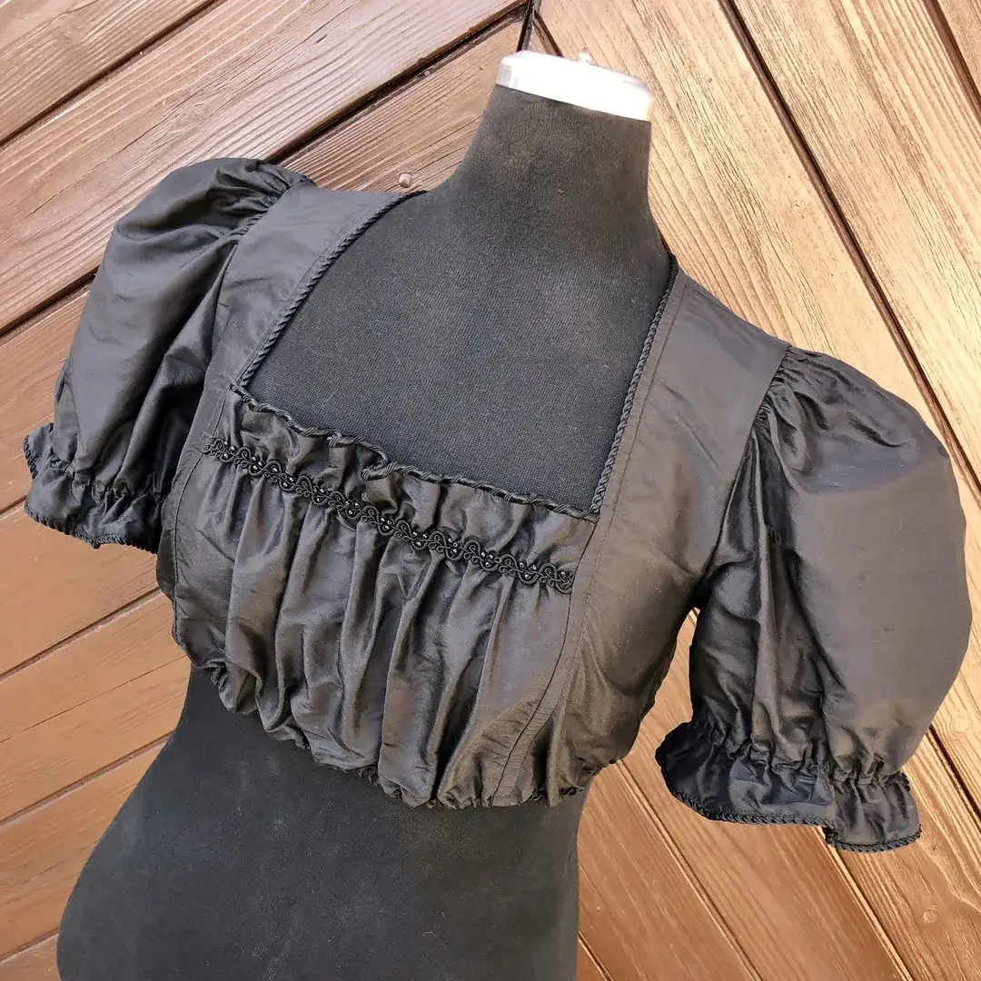 Waldorff Dirndlbluse aus Seide in schwarz No. 3 – Bild 1 – Chiemgauer Heimatwerk Trachten-Onlineshop Waldorff Dirndlbluse aus Seide in schwarz No. 3 - Bild 1 - Chiemgauer Heimatwerk Trachten-Onlineshop