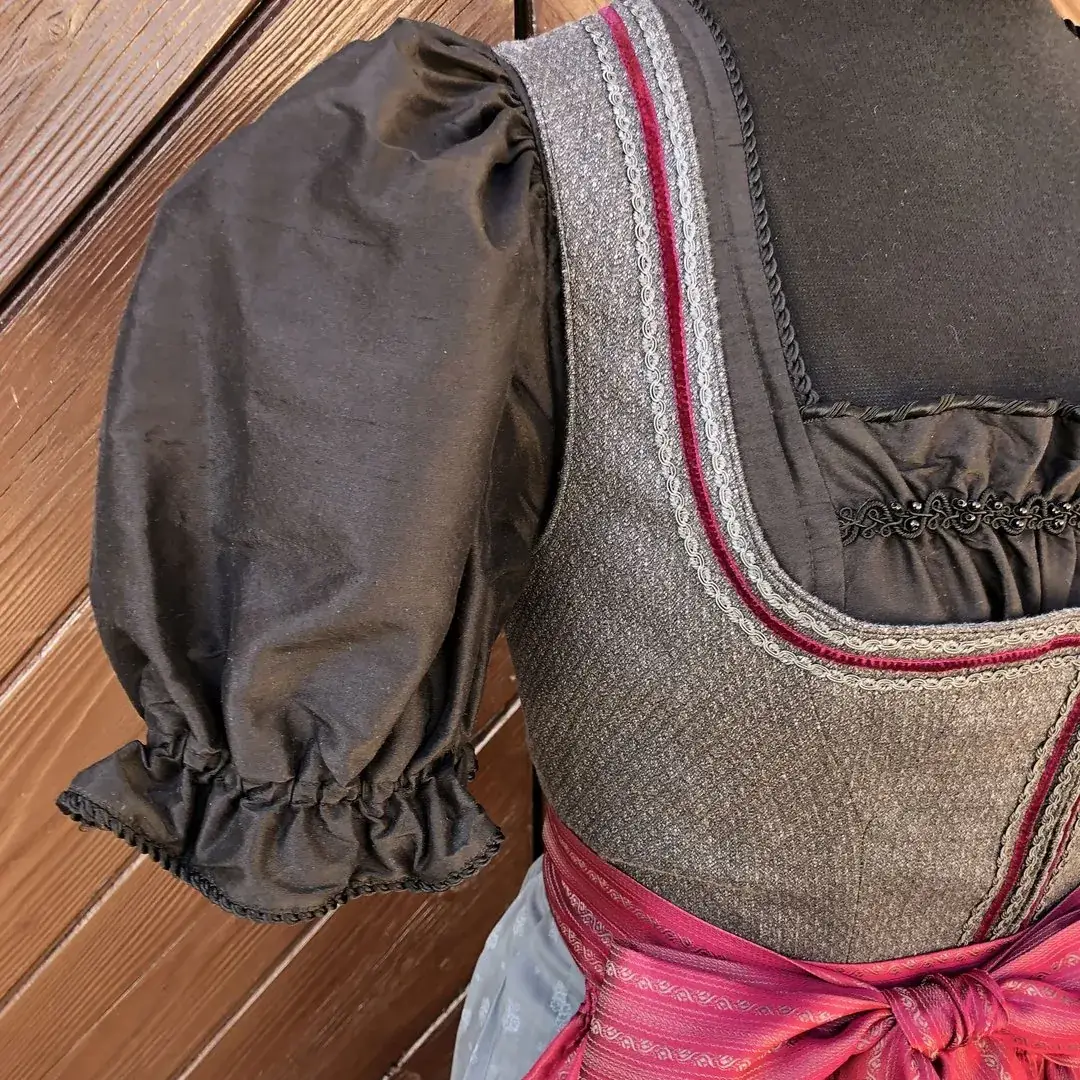 Waldorff Dirndlbluse aus Seide in schwarz No. 3 – Bild 11 – Chiemgauer Heimatwerk Trachten-Onlineshop Waldorff Dirndlbluse aus Seide in schwarz No. 3 - Bild 11 - Chiemgauer Heimatwerk Trachten-Onlineshop