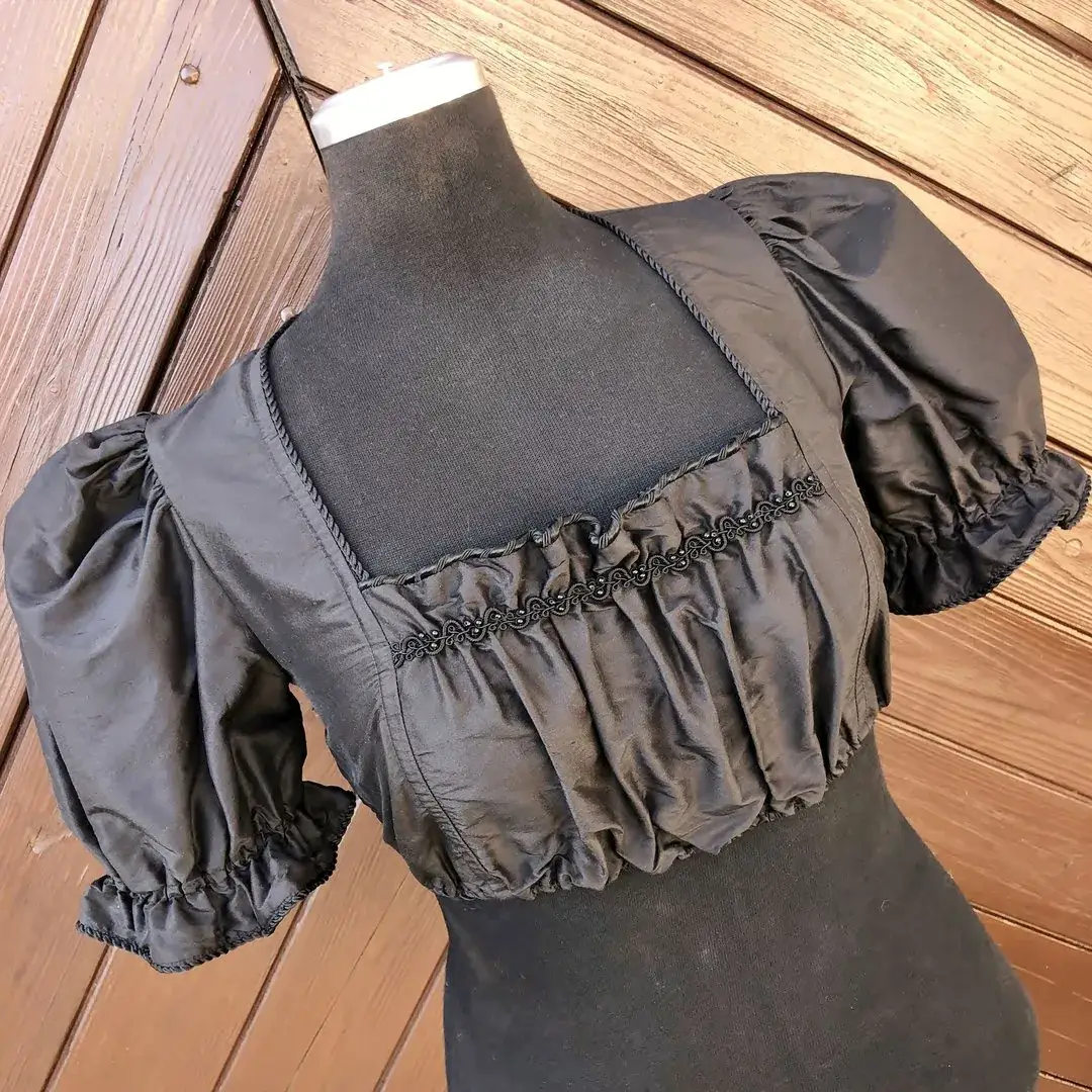 Waldorff Dirndlbluse aus Seide in schwarz No. 3 – Bild 12 – Chiemgauer Heimatwerk Trachten-Onlineshop Waldorff Dirndlbluse aus Seide in schwarz No. 3 - Bild 12 - Chiemgauer Heimatwerk Trachten-Onlineshop