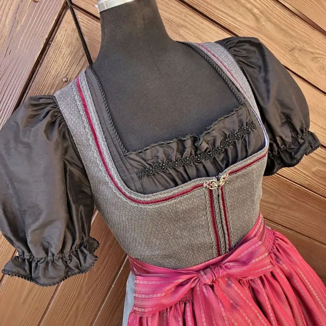 Waldorff Dirndlbluse aus Seide in schwarz No. 3 – Bild 24 – Chiemgauer Heimatwerk Trachten-Onlineshop Waldorff Dirndlbluse aus Seide in schwarz No. 3 - Bild 24 - Chiemgauer Heimatwerk Trachten-Onlineshop