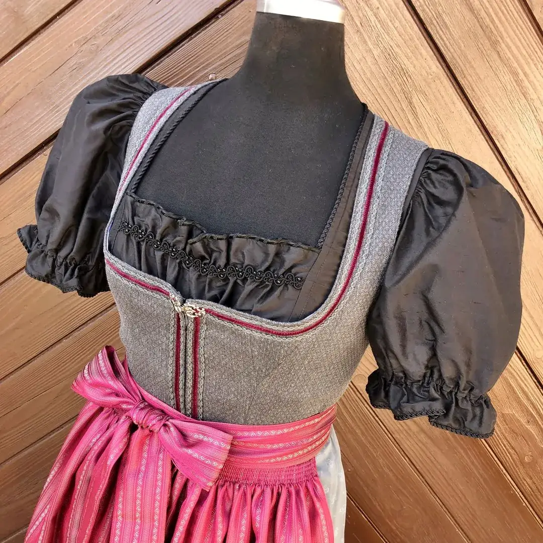 Waldorff Dirndlbluse aus Seide in schwarz No. 3 – Bild 30 – Chiemgauer Heimatwerk Trachten-Onlineshop Waldorff Dirndlbluse aus Seide in schwarz No. 3 - Bild 30 - Chiemgauer Heimatwerk Trachten-Onlineshop