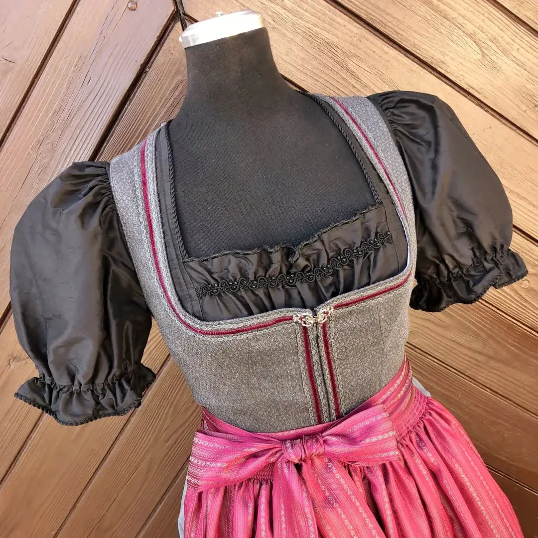 Waldorff Dirndlbluse aus Seide in schwarz No. 3 – Bild 34 – Chiemgauer Heimatwerk Trachten-Onlineshop Waldorff Dirndlbluse aus Seide in schwarz No. 3 - Bild 34 - Chiemgauer Heimatwerk Trachten-Onlineshop