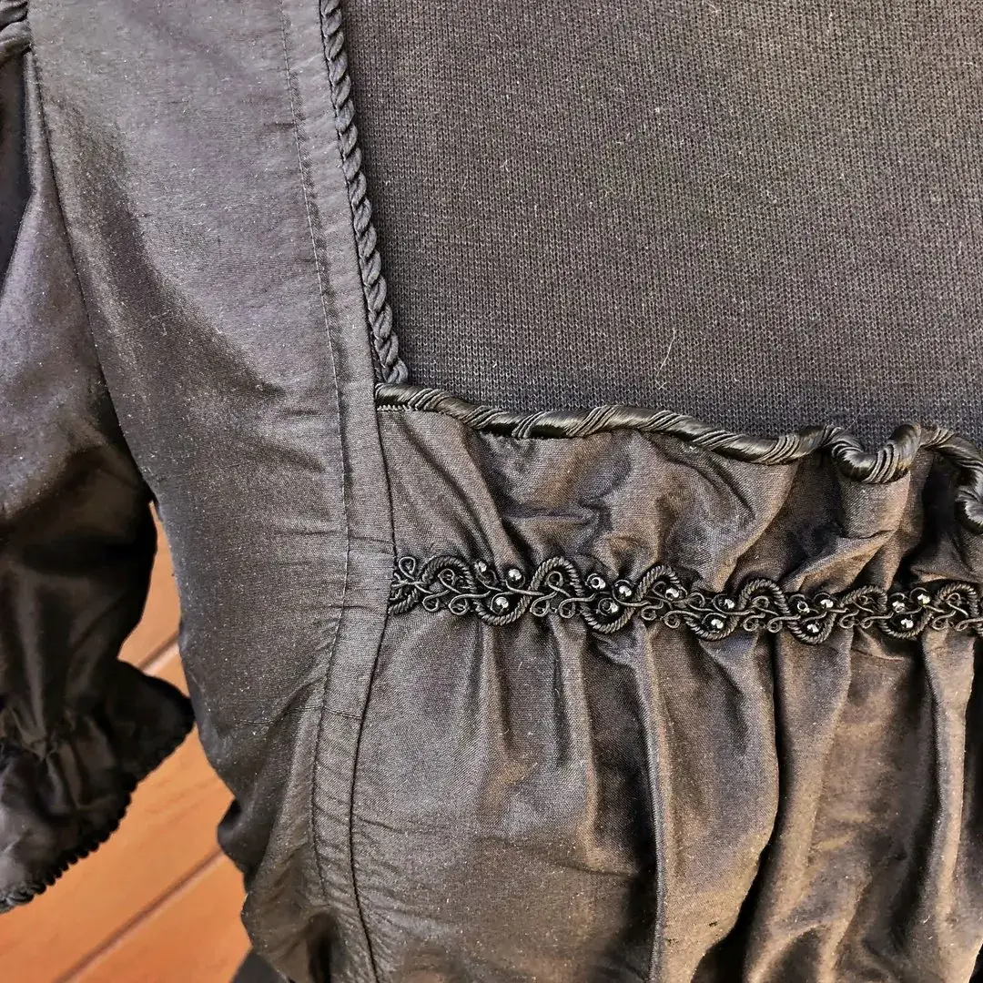 Waldorff Dirndlbluse aus Seide in schwarz No. 3 – Bild 9 – Chiemgauer Heimatwerk Trachten-Onlineshop Waldorff Dirndlbluse aus Seide in schwarz No. 3 - Bild 9 - Chiemgauer Heimatwerk Trachten-Onlineshop