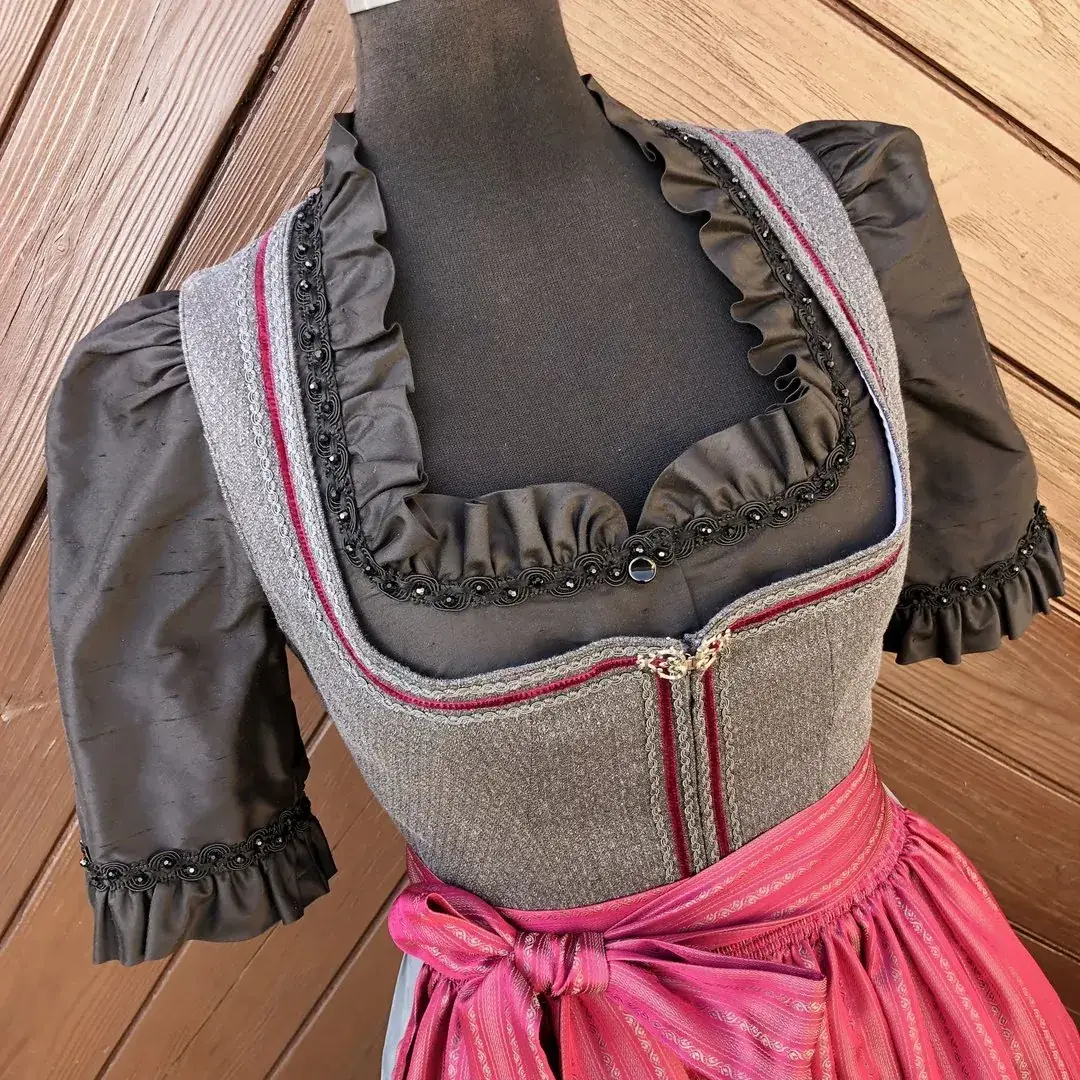 Waldorff Dirndlbluse aus Seide in schwarz No. 4 – Bild 10 – Chiemgauer Heimatwerk Trachten-Onlineshop Waldorff Dirndlbluse aus Seide in schwarz No. 4 - Bild 10 - Chiemgauer Heimatwerk Trachten-Onlineshop