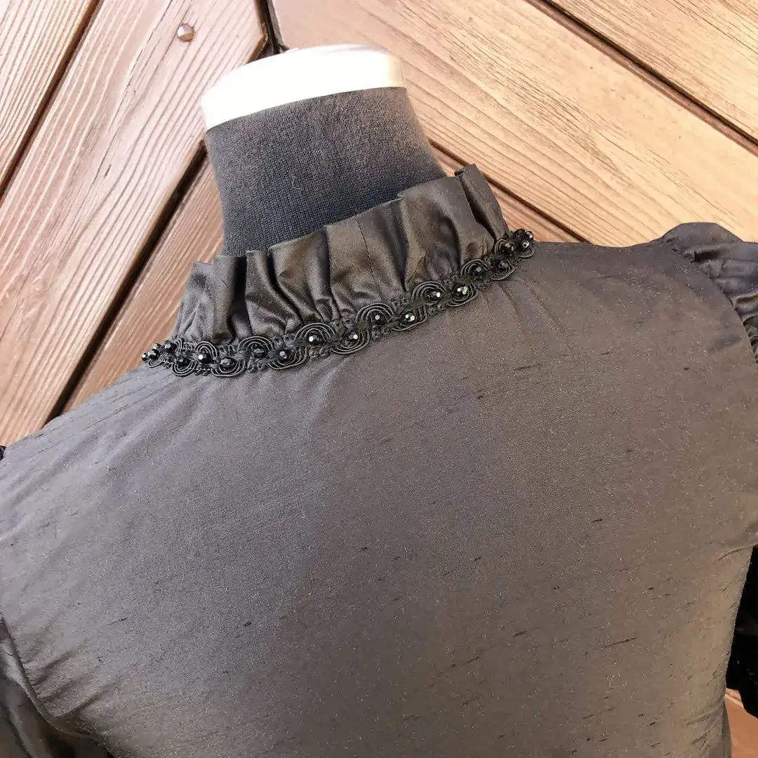 Waldorff Dirndlbluse aus Seide in schwarz No. 4 – Bild 12 – Chiemgauer Heimatwerk Trachten-Onlineshop Waldorff Dirndlbluse aus Seide in schwarz No. 4 - Bild 12 - Chiemgauer Heimatwerk Trachten-Onlineshop