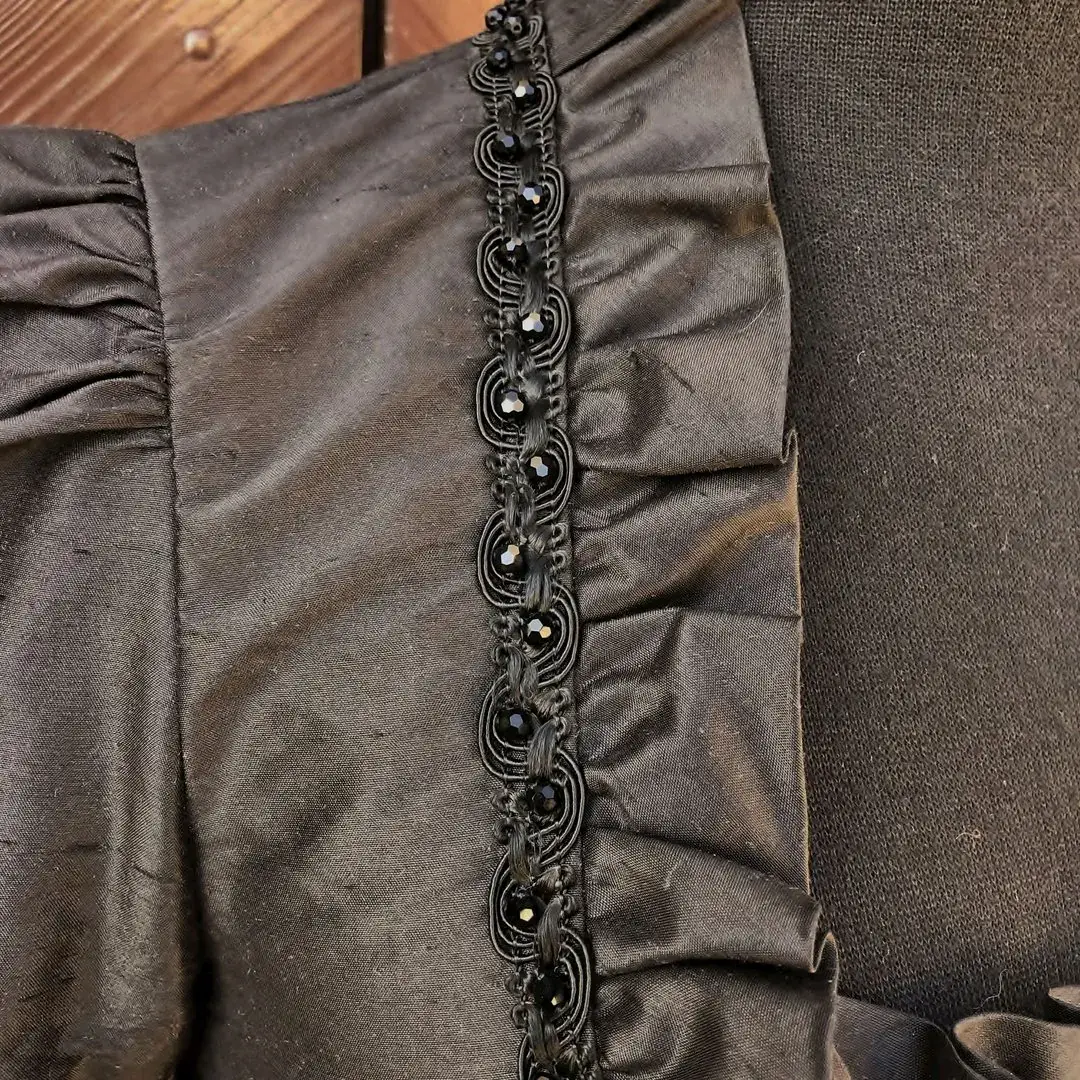 Waldorff Dirndlbluse aus Seide in schwarz No. 4 – Bild 13 – Chiemgauer Heimatwerk Trachten-Onlineshop Waldorff Dirndlbluse aus Seide in schwarz No. 4 - Bild 13 - Chiemgauer Heimatwerk Trachten-Onlineshop