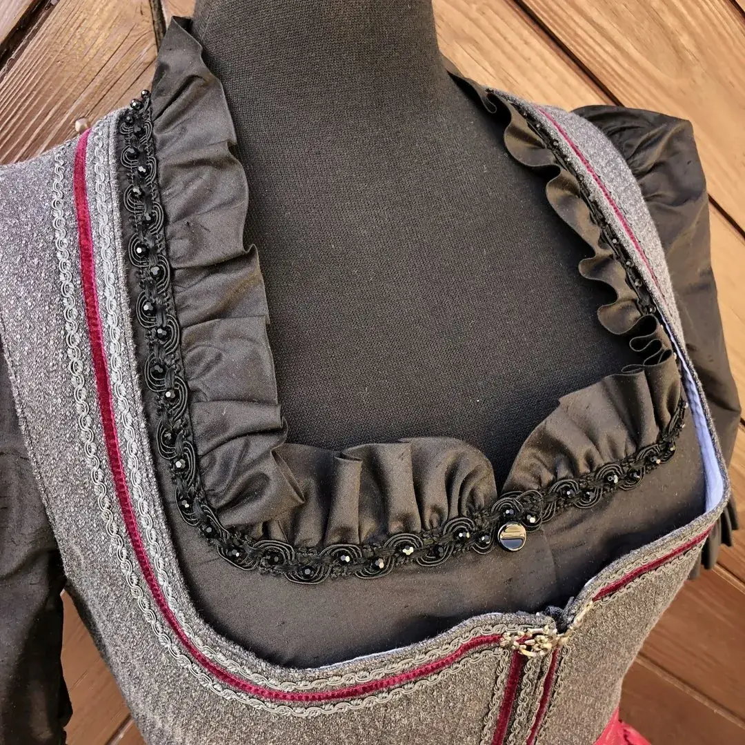 Waldorff Dirndlbluse aus Seide in schwarz No. 4 – Bild 18 – Chiemgauer Heimatwerk Trachten-Onlineshop Waldorff Dirndlbluse aus Seide in schwarz No. 4 - Bild 18 - Chiemgauer Heimatwerk Trachten-Onlineshop