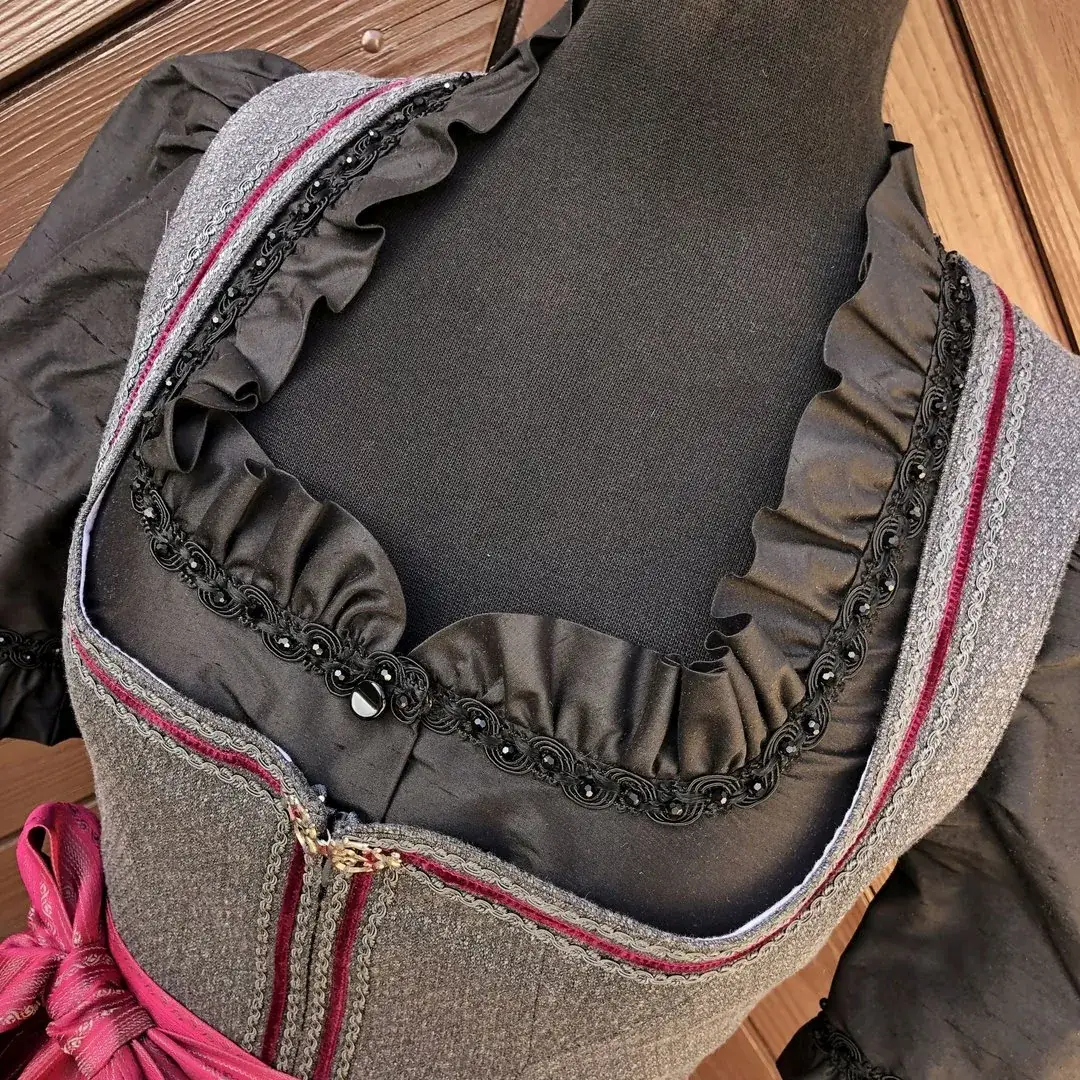 Waldorff Dirndlbluse aus Seide in schwarz No. 4 – Bild 25 – Chiemgauer Heimatwerk Trachten-Onlineshop Waldorff Dirndlbluse aus Seide in schwarz No. 4 - Bild 25 - Chiemgauer Heimatwerk Trachten-Onlineshop
