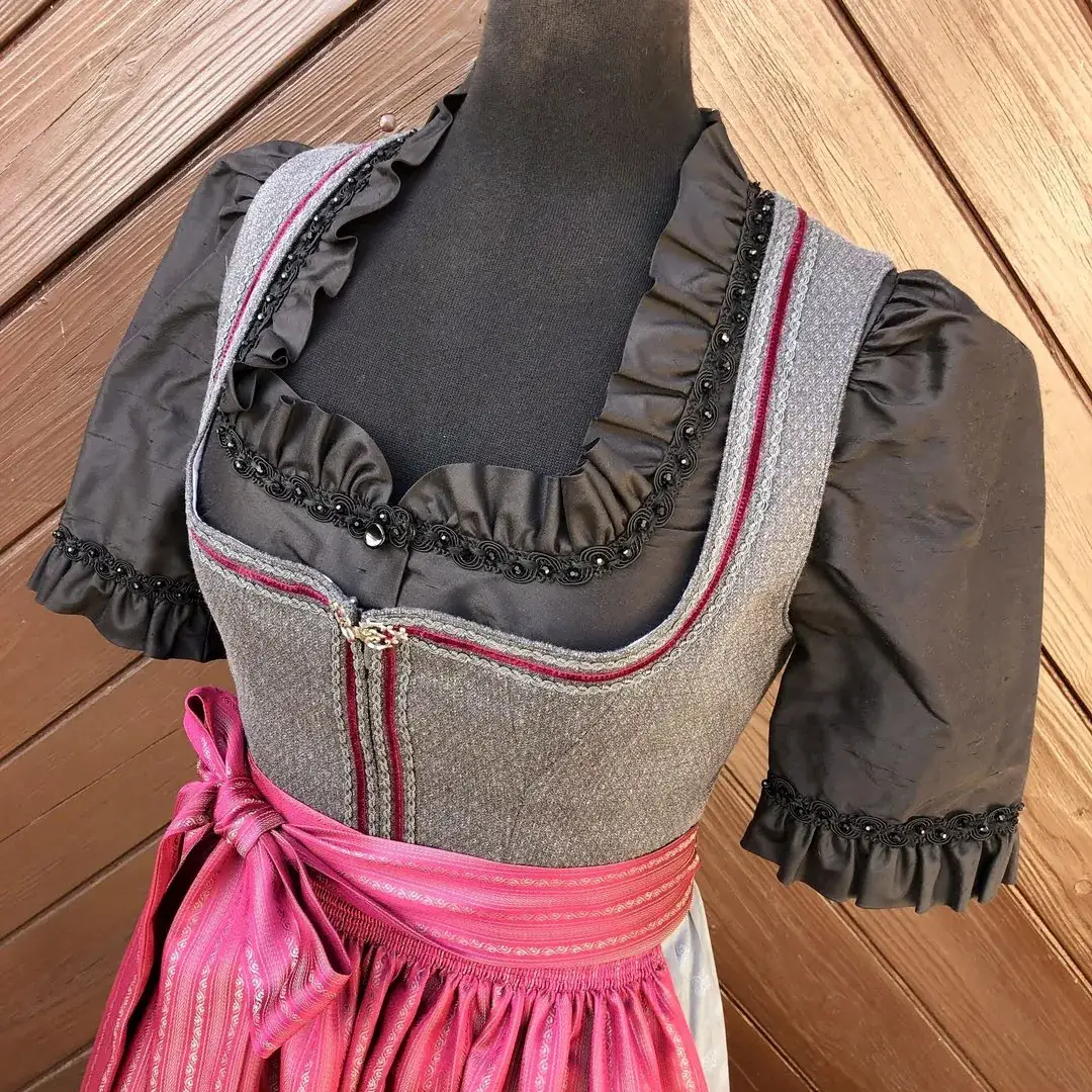Waldorff Dirndlbluse aus Seide in schwarz No. 4 – Bild 33 – Chiemgauer Heimatwerk Trachten-Onlineshop Waldorff Dirndlbluse aus Seide in schwarz No. 4 - Bild 33 - Chiemgauer Heimatwerk Trachten-Onlineshop