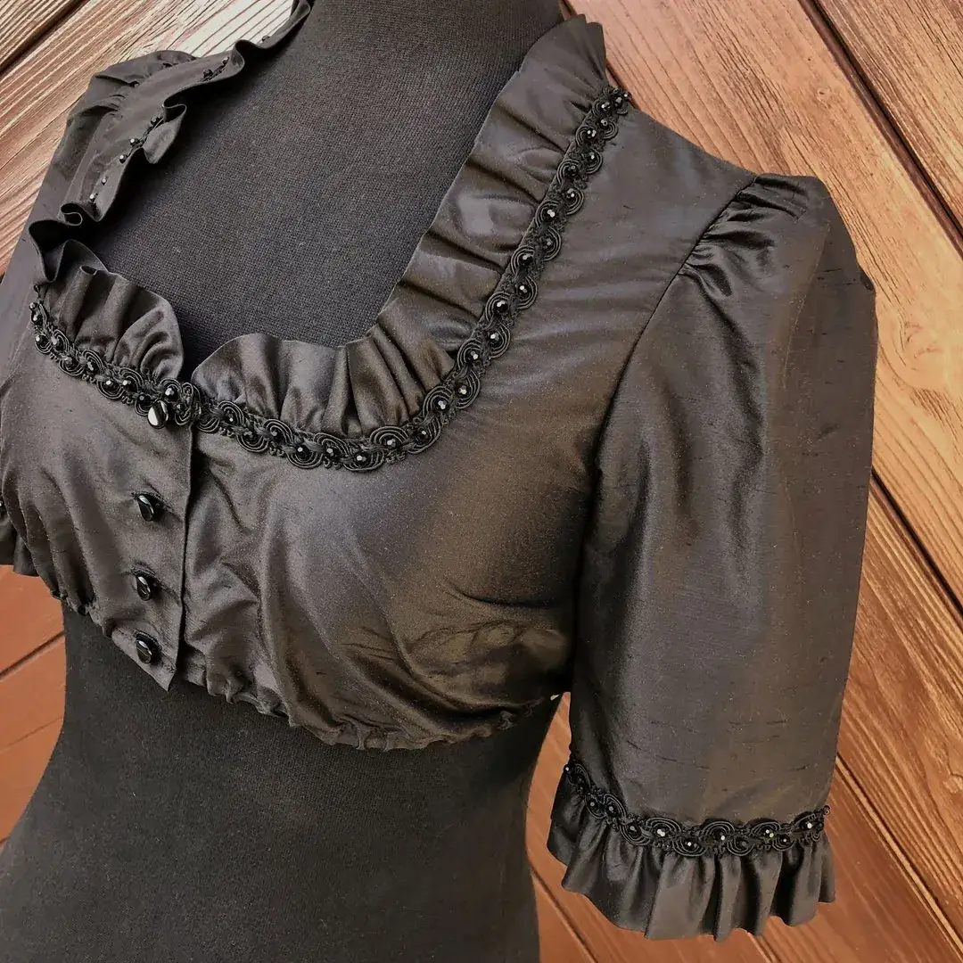 Waldorff Dirndlbluse aus Seide in schwarz No. 4 – Bild 4 – Chiemgauer Heimatwerk Trachten-Onlineshop Waldorff Dirndlbluse aus Seide in schwarz No. 4 - Bild 4 - Chiemgauer Heimatwerk Trachten-Onlineshop