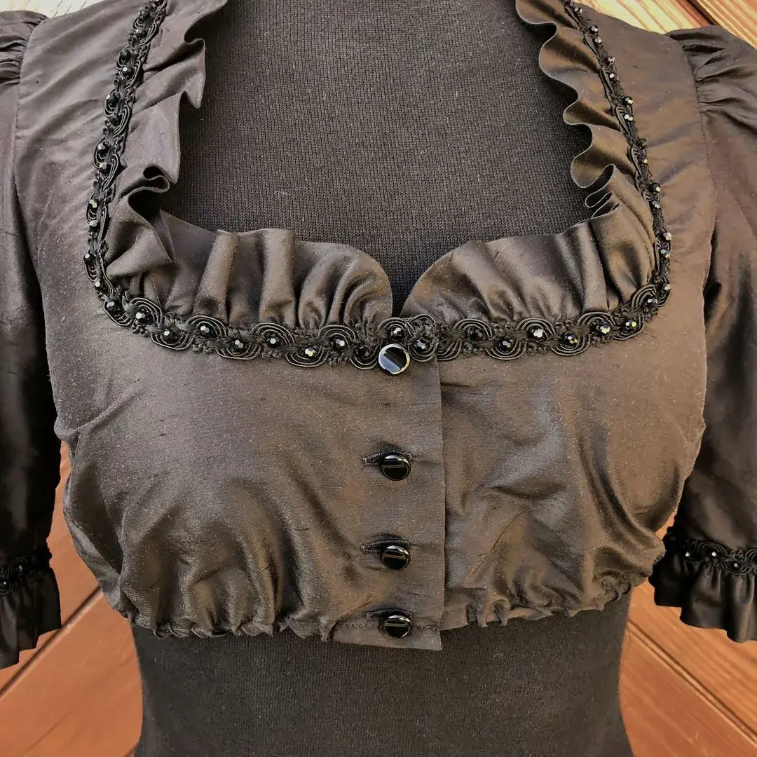 Waldorff Dirndlbluse aus Seide in schwarz No. 4 – Bild 43 – Chiemgauer Heimatwerk Trachten-Onlineshop Waldorff Dirndlbluse aus Seide in schwarz No. 4 - Bild 43 - Chiemgauer Heimatwerk Trachten-Onlineshop