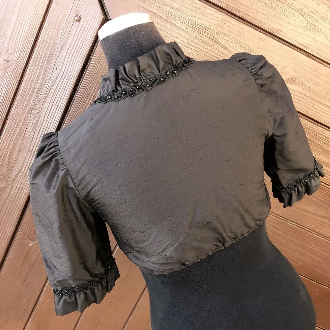 Waldorff Dirndlbluse aus Seide in schwarz No. 4 – Bild 51 – Chiemgauer Heimatwerk Trachten-Onlineshop Waldorff Dirndlbluse aus Seide in schwarz No. 4 - Bild 51 - Chiemgauer Heimatwerk Trachten-Onlineshop