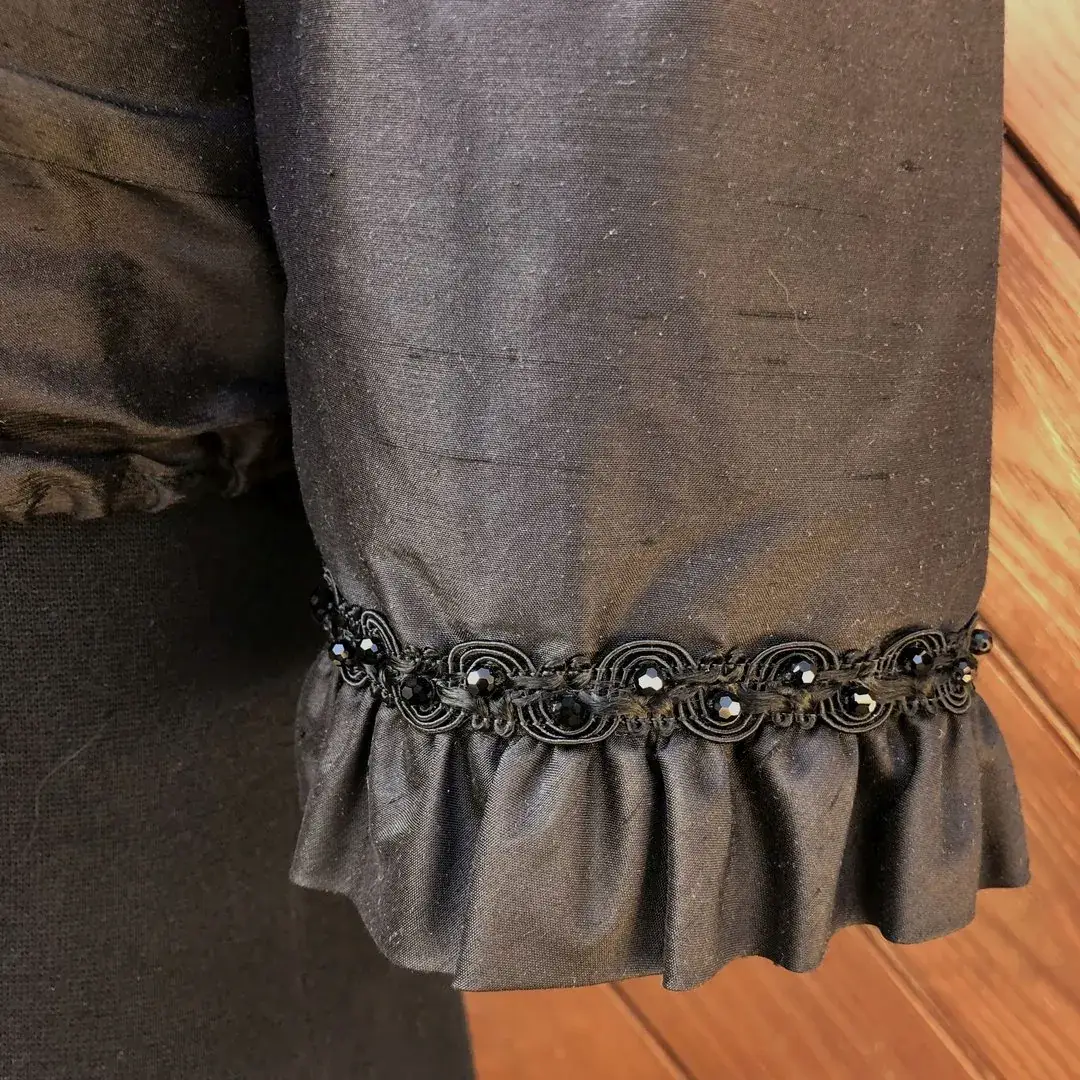 Waldorff Dirndlbluse aus Seide in schwarz No. 4 – Bild 8 – Chiemgauer Heimatwerk Trachten-Onlineshop Waldorff Dirndlbluse aus Seide in schwarz No. 4 - Bild 8 - Chiemgauer Heimatwerk Trachten-Onlineshop