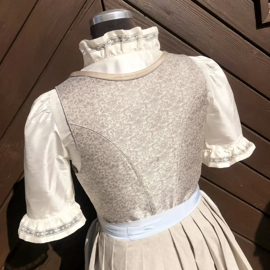 Waldorff Dirndlbluse aus Seide mit Kelchkragen – Bild 12 – Chiemgauer Heimatwerk Trachten-Onlineshop Waldorff Dirndlbluse aus Seide mit Kelchkragen - Bild 12 - Chiemgauer Heimatwerk Trachten-Onlineshop